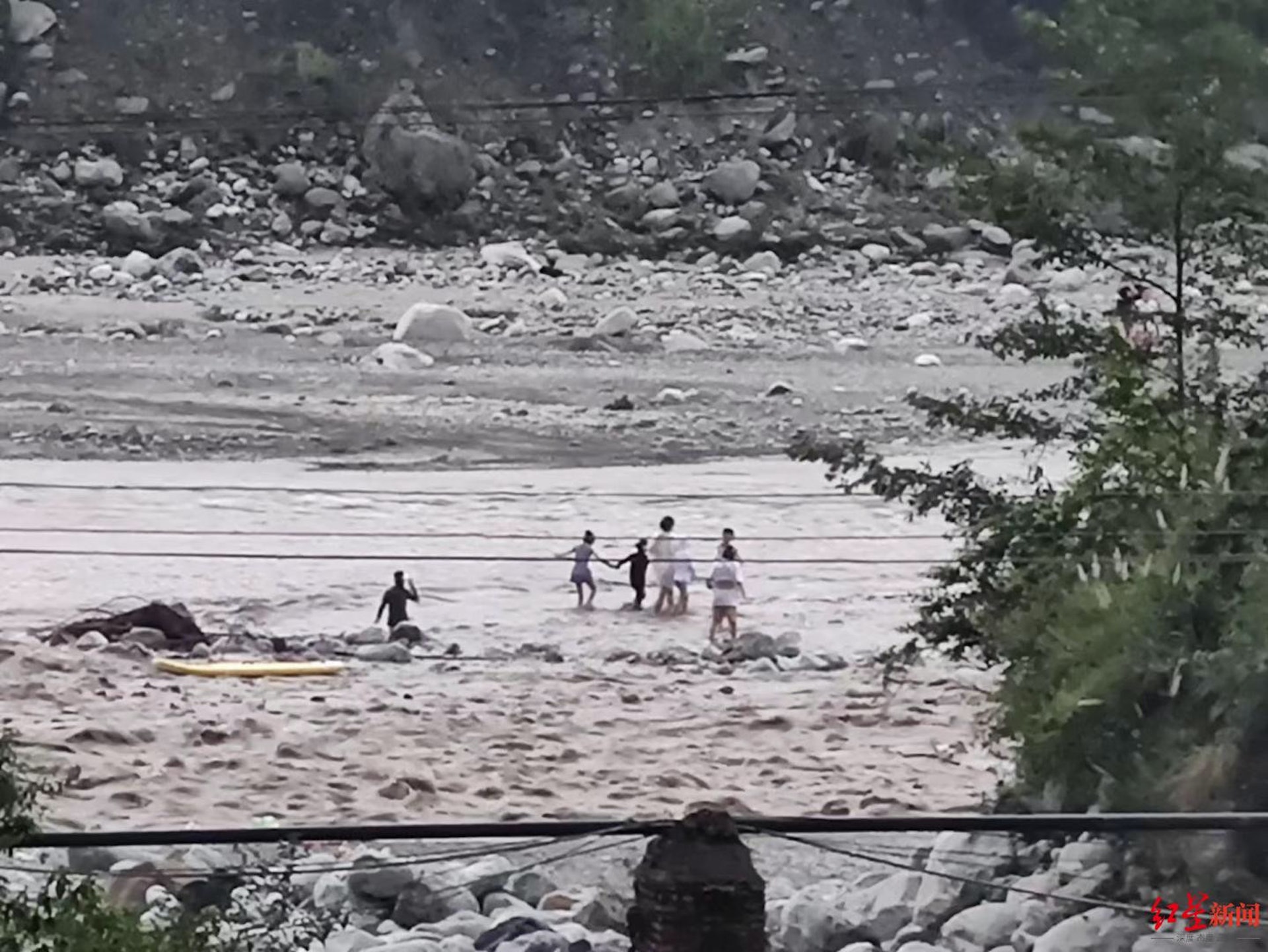 四川戲水景點 龍槽溝 山洪爆發沖走遊客至少4死9傷 四川戲水景點 龍槽溝 山洪爆發沖走遊客至少4死9傷