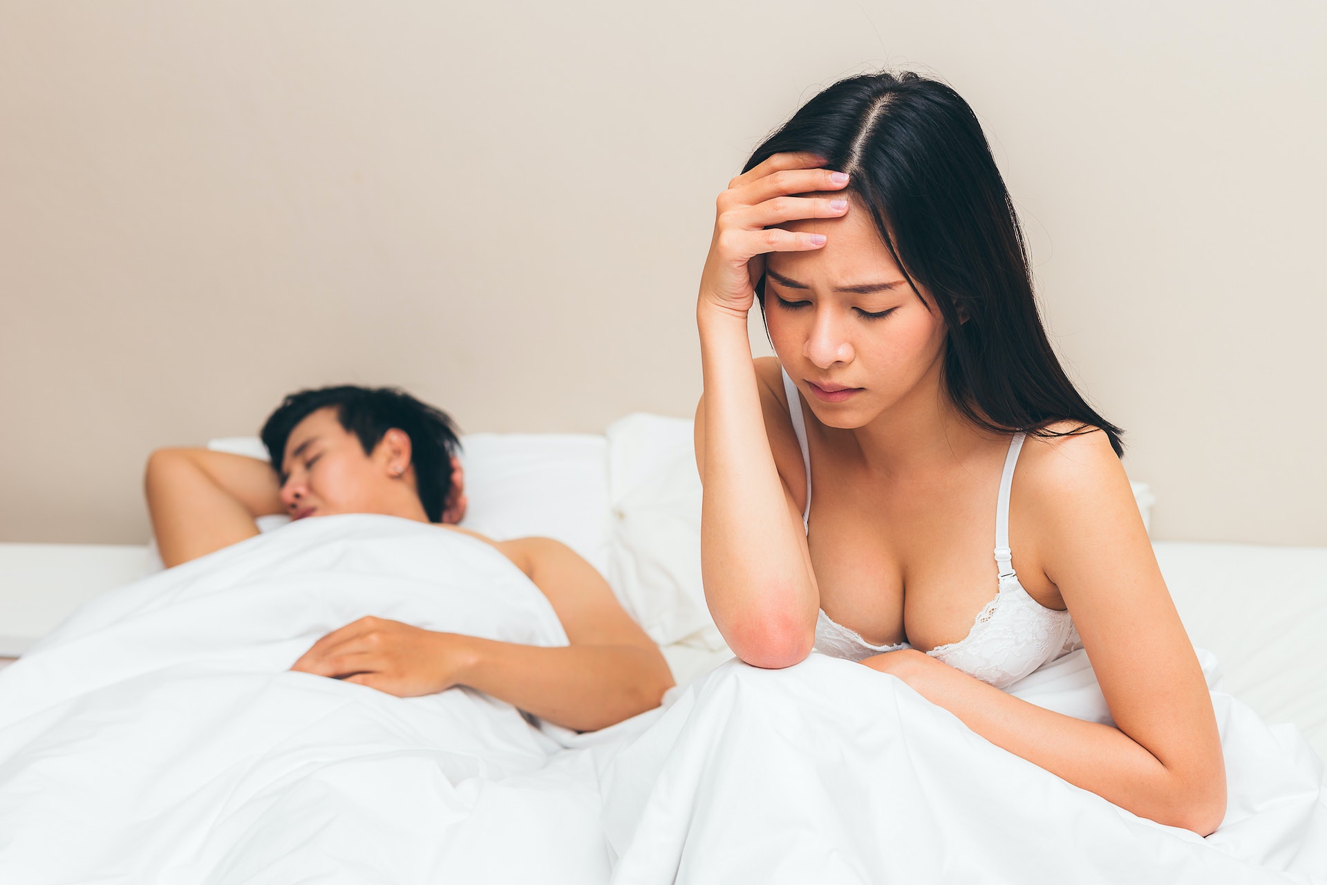 有港女人妻於討論區發文表示,其丈夫近年開始耐力不足,晚上睡覺時又經常起身上廁所吵醒她,令她受不了相當困擾。(示意圖/gettyimages) 有港女人妻於討論區發文表示,其丈夫近年開始耐力不足,晚上睡覺時又經常起身上廁所吵醒她,令她受不了相當困擾。(示意圖/gettyimages)