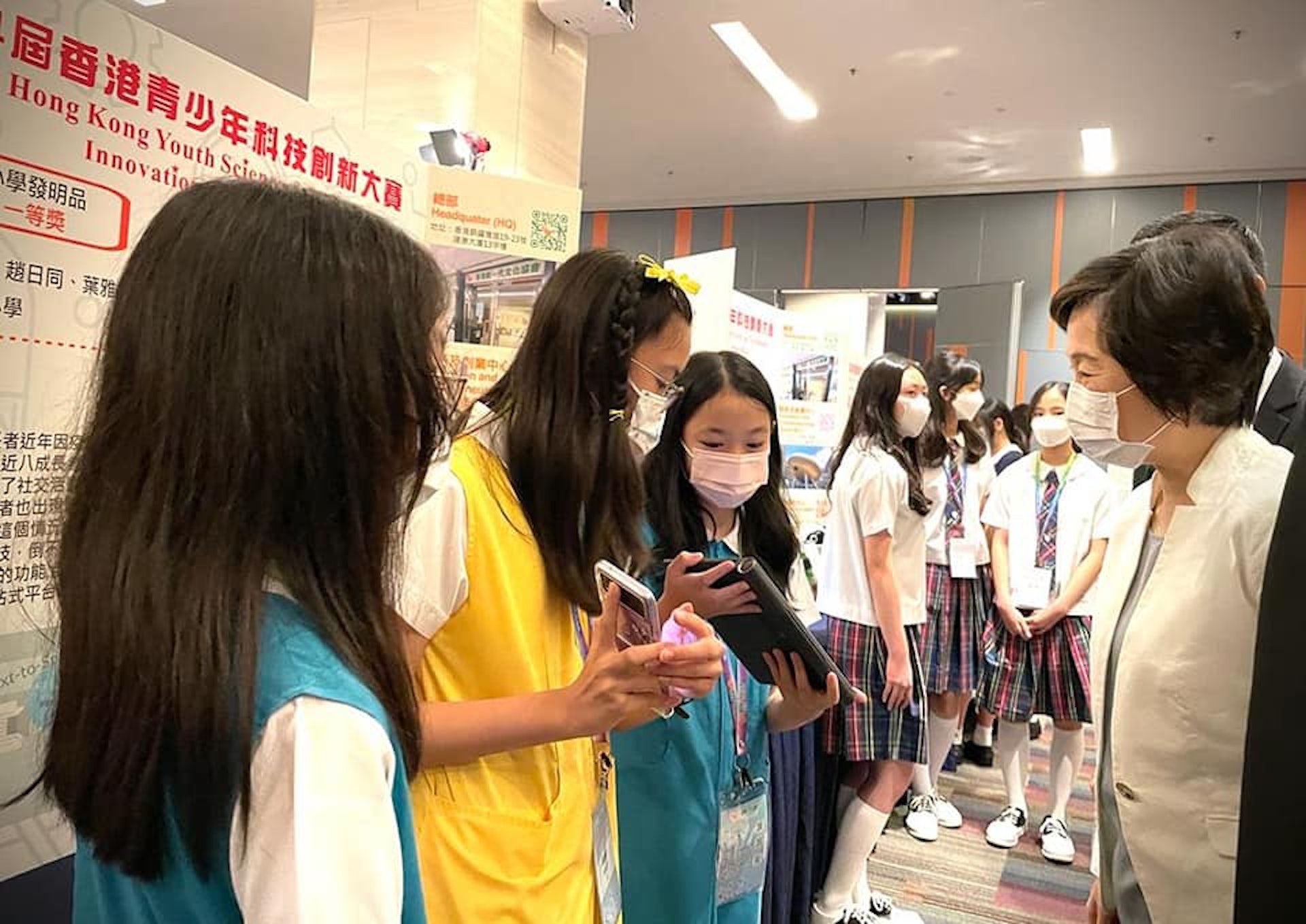 教育局局長蔡若蓮出席第24屆「香港青少年科技創新大賽」頒獎典禮,她表示,在會場參觀同學作品後,發現均充滿創意。(教育局局長蔡若蓮FB專頁圖片) 教育局局長蔡若蓮出席第24屆「香港青少年科技創新大賽」頒獎典禮,她表示,在會場參觀同學作品後,發現均充滿創意。(教育局局長蔡若蓮FB專頁圖片)