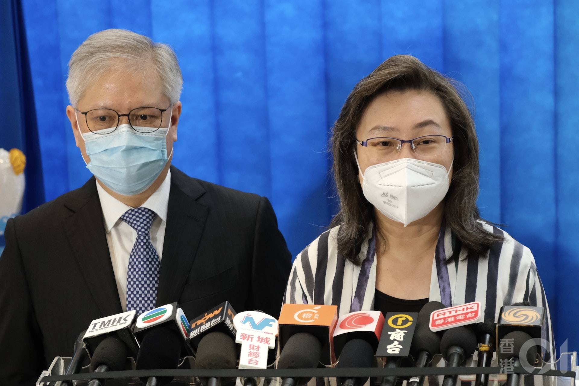 公務員事務局局長楊何蓓茵（右）8月15日上午到香港兒童醫院兒童社區疫苗接種中心，視察該中心首日同時為兒童提供科興和復必泰疫苗的接種服務。（盧翊銘攝）