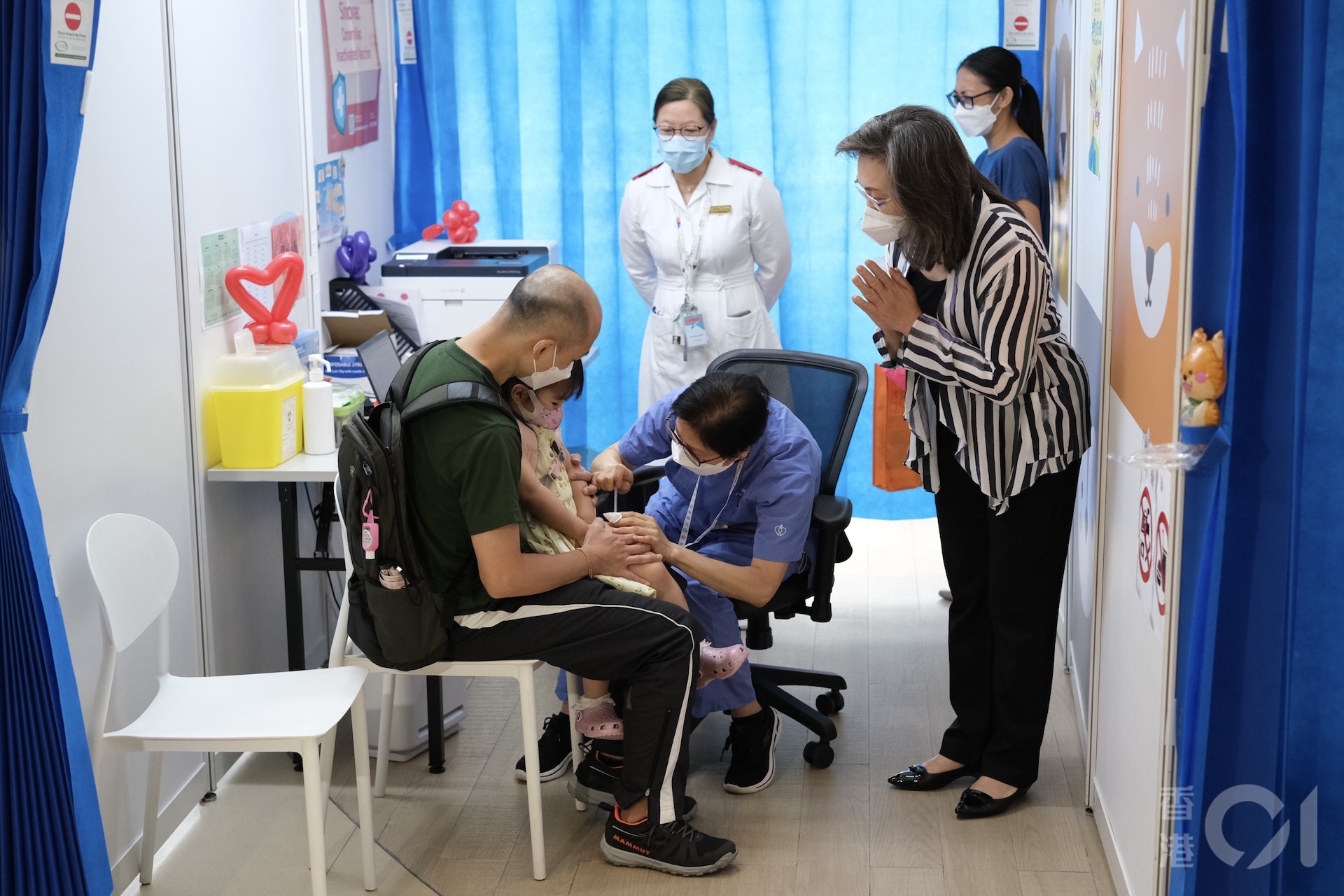 公務員事務局局長楊何蓓茵（右一）8月15日上午到香港兒童醫院兒童社區疫苗接種中心，視察該中心首日同時為兒童提供科興和復必泰疫苗的接種服務。（盧翊銘攝）