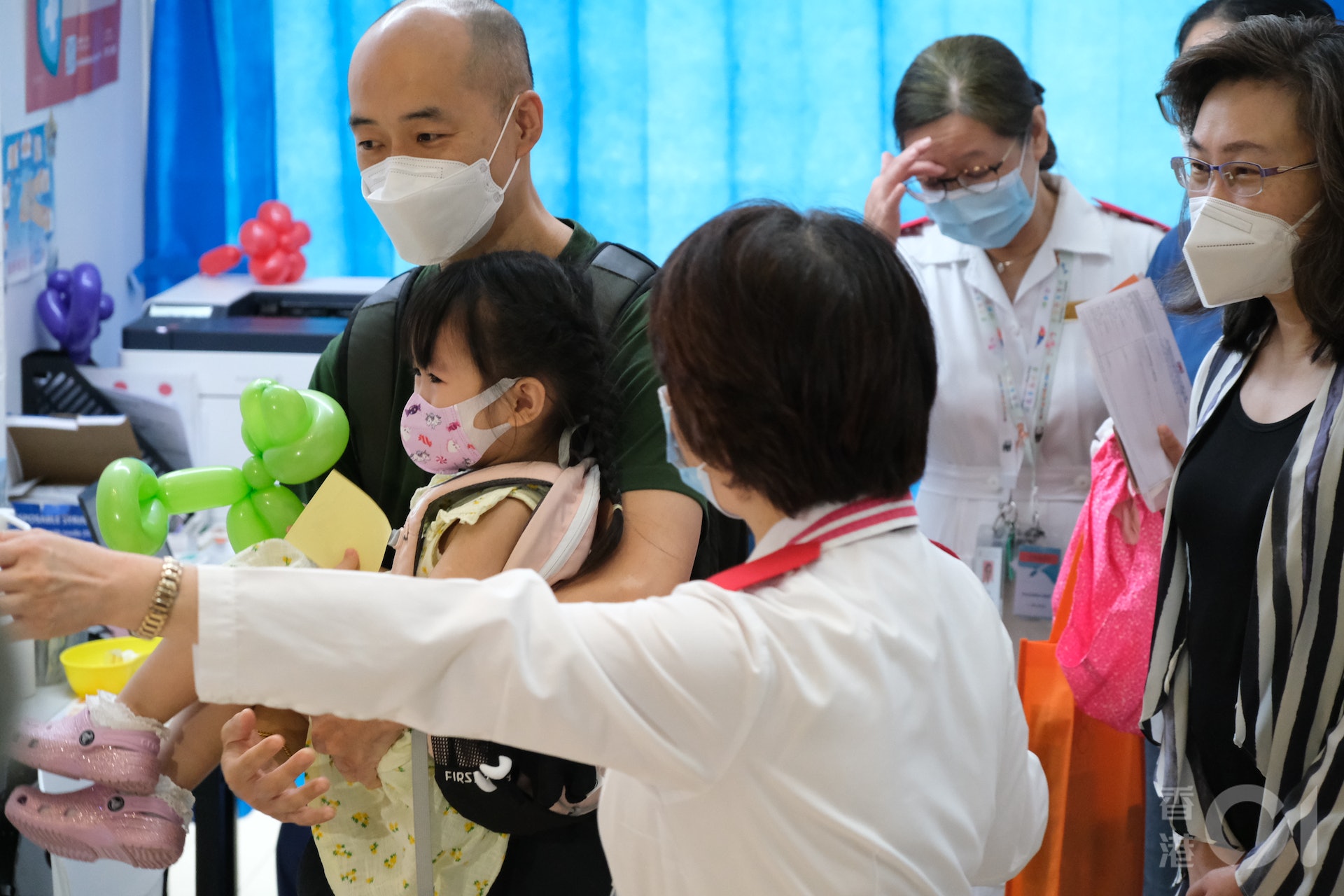 公務員事務局局長楊何蓓茵（右一）8月15日上午到香港兒童醫院兒童社區疫苗接種中心，視察該中心首日同時為兒童提供科興和復必泰疫苗的接種服務。（盧翊銘攝）