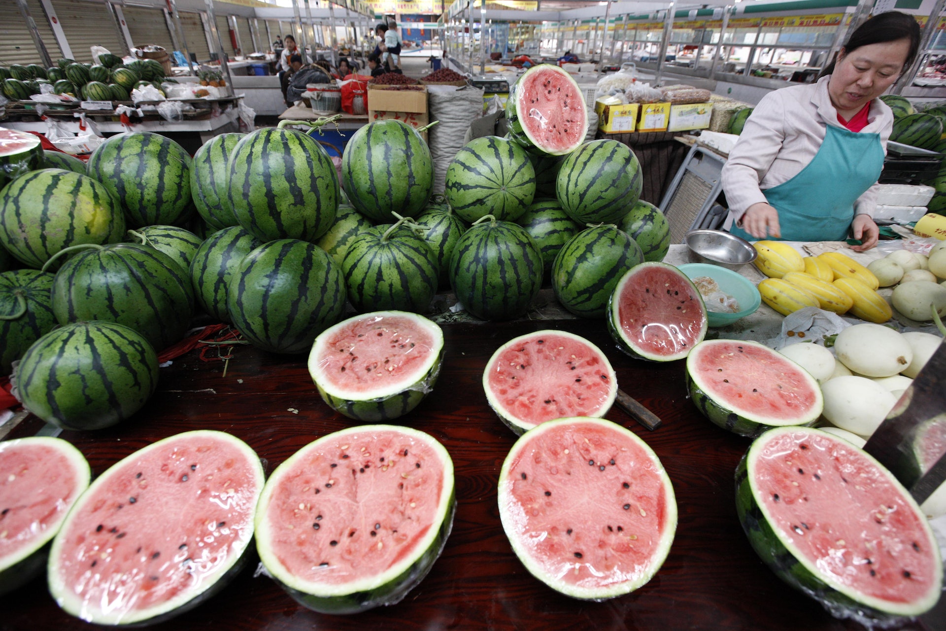 婦女在2011年5月11日在安徽省淮北市的市場上賣西瓜。（Getty Images）