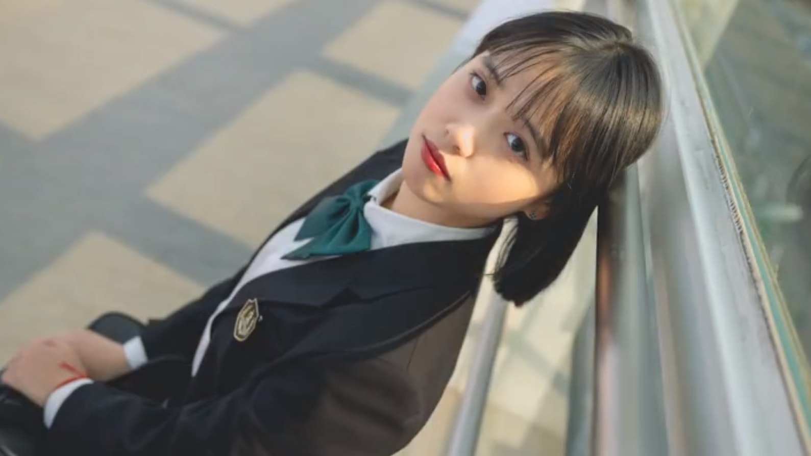 搭地鐵你會揀坐兩個美女定兩個大媽中間?怕醜男上網提問惹激辯 搭地鐵你會揀坐兩個美女定兩個大媽中間?怕醜男上網提問惹激辯