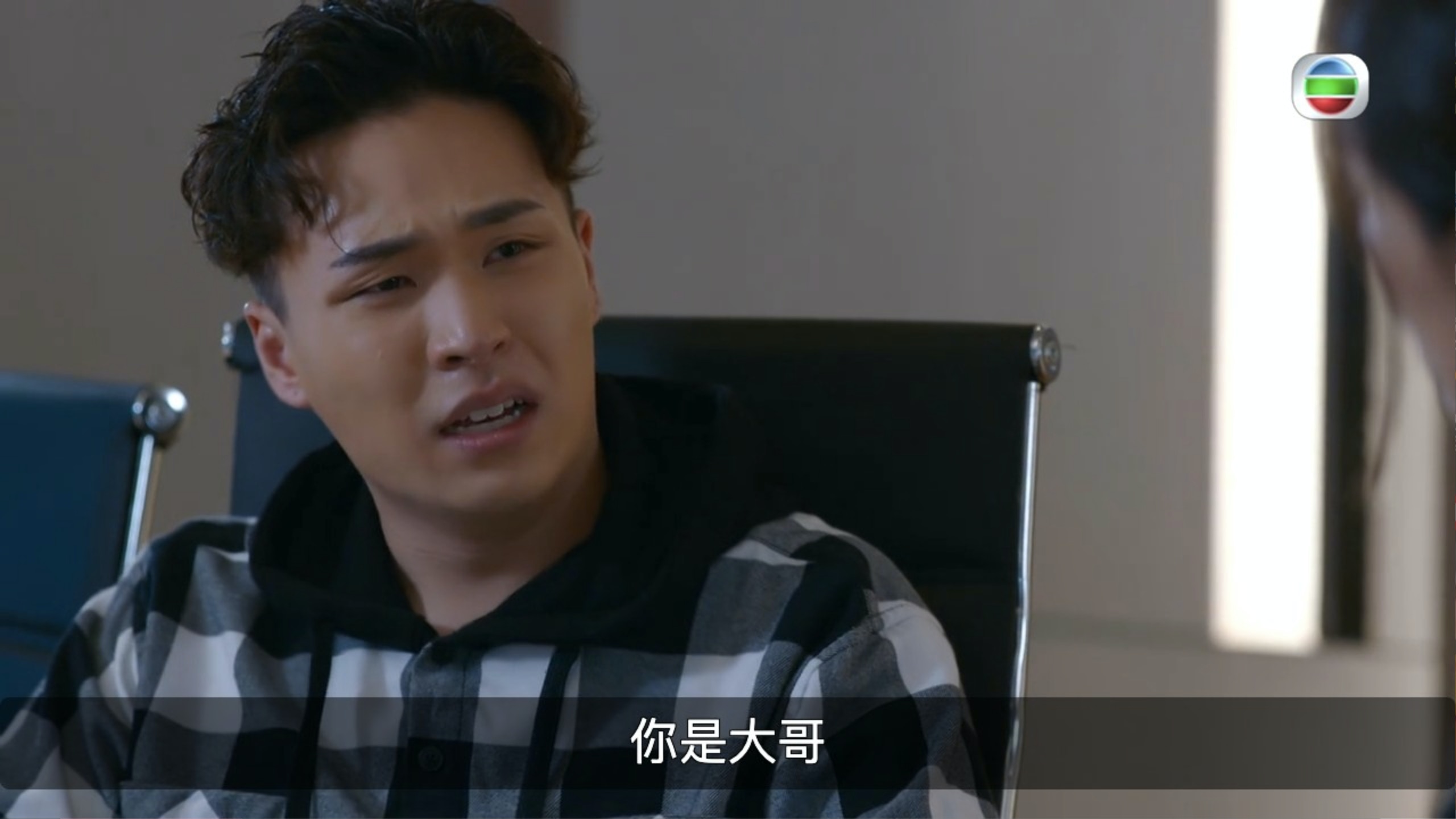 第29期無綫電視藝員訓練班畢業的鄭雋熹，近年憑《盛‧舞者》、《安樂蝸》及《七線人棄王》等逐步為人熟悉，尋晚佢嘅戲份雖然相對較少，但亦相當搶。