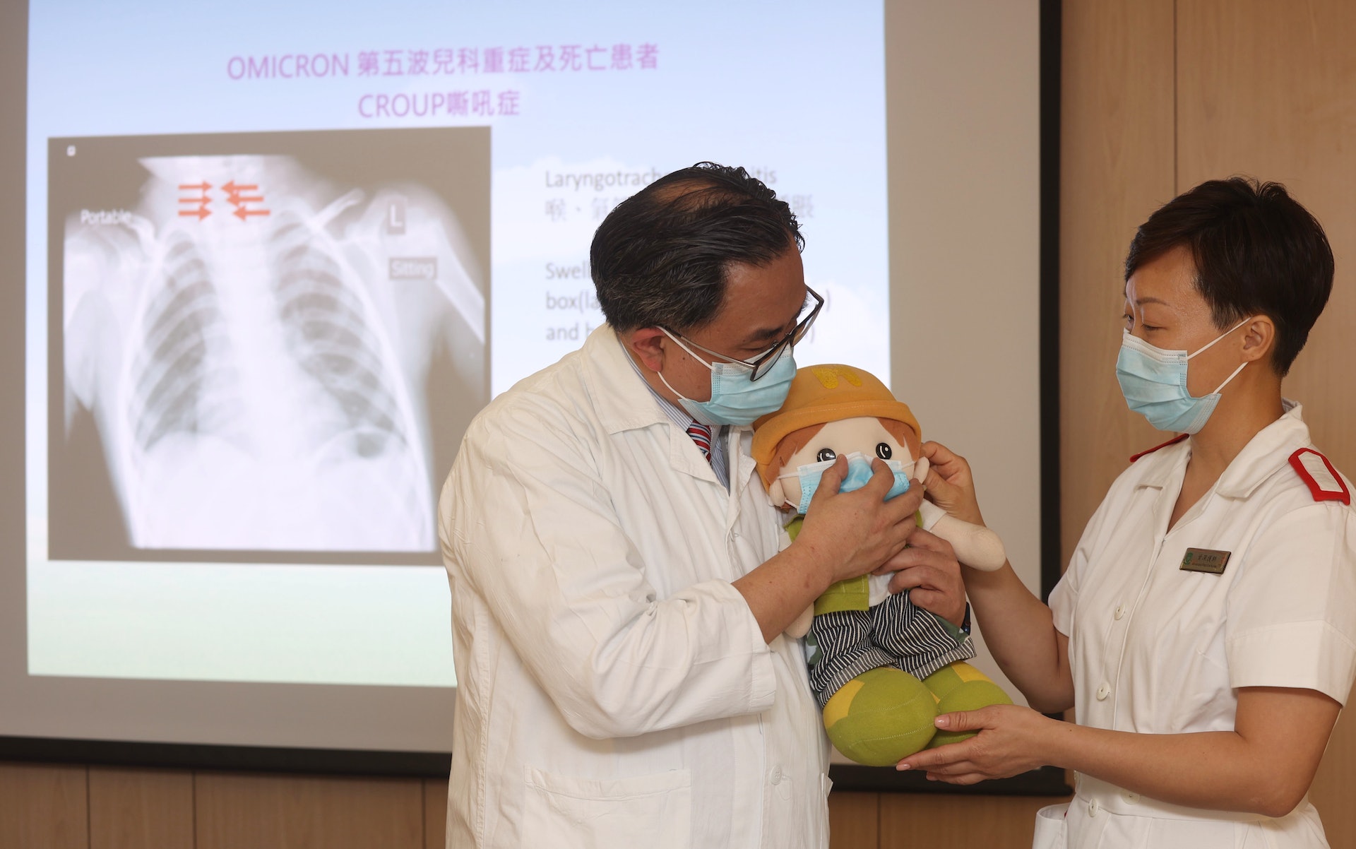瑪嘉烈醫院兒童傳染病科顧問醫生關日華（左）指一旦發現病童出現呼吸急促、嘈雜呼吸、嘴唇發紫等徵狀出現，要馬上送院治理。（余俊亮攝）
