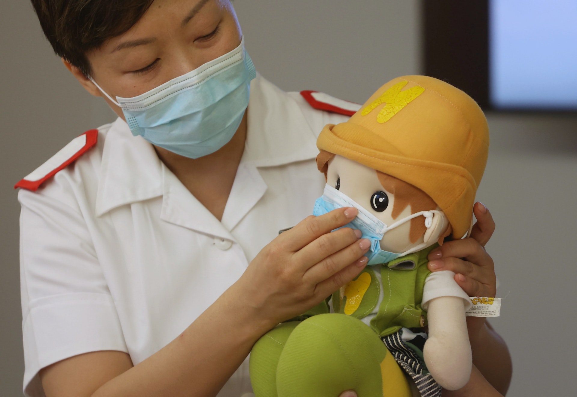 瑪嘉烈醫院資深護師（傳染病中心）陳瑩斐表示在校內戴好口罩是另一個防止校內爆疫的方式，要留意口罩是否緊貼面部，並可完全覆蓋口、鼻及下巴。（余俊亮攝）