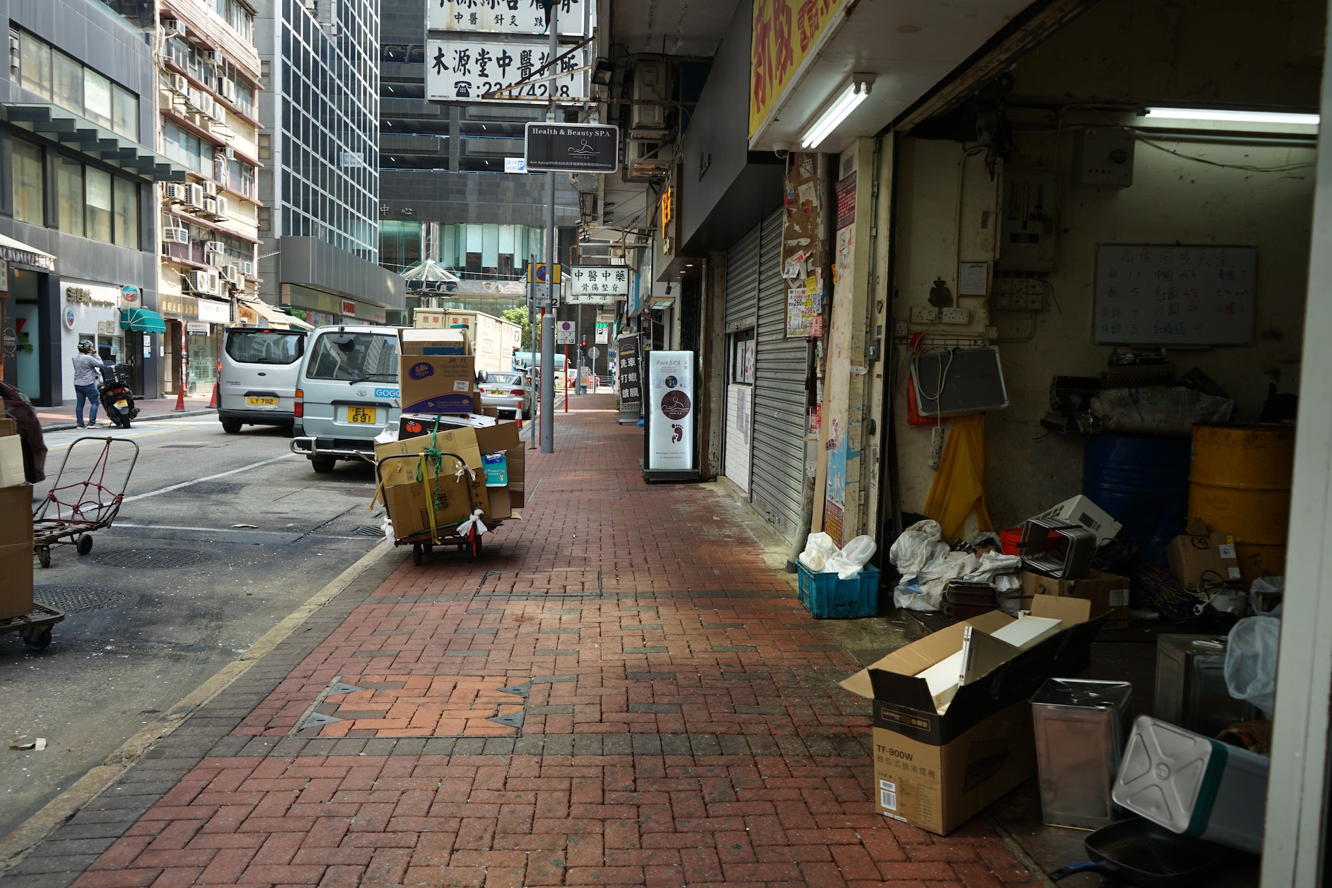 位於上海街近柯士甸道的一間回收店,因衞生問題引起街坊不滿。(呂諾君攝) 位於上海街近柯士甸道的一間回收店,因衞生問題引起街坊不滿。(呂諾君攝)