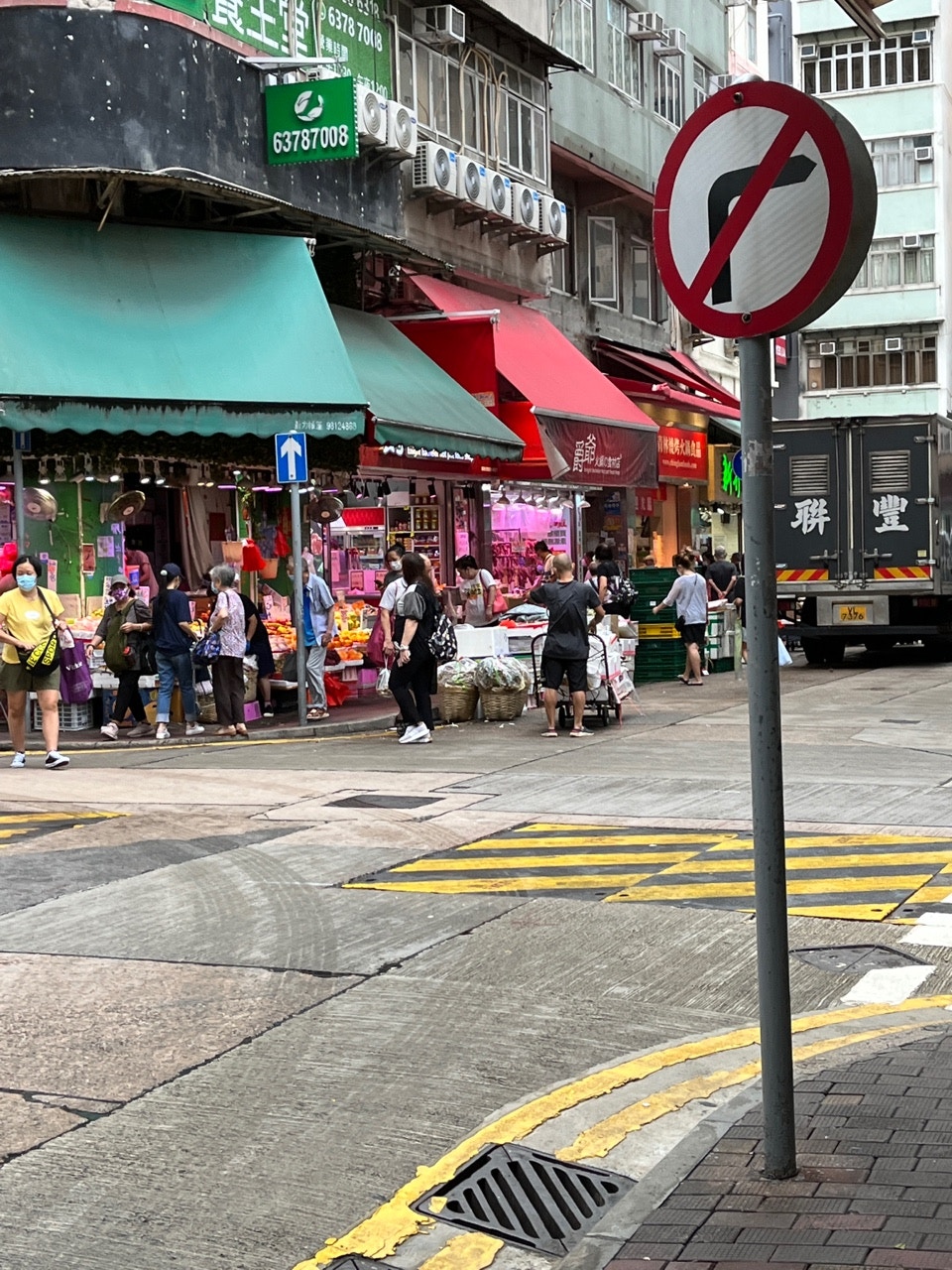 民建聯南區指蔬果肉食商舖佔據街道問題嚴重，貨物及雜物經常被放到行人路和行車路上，尤其是香港仔中心一帶。（民建聯南區支部提供）