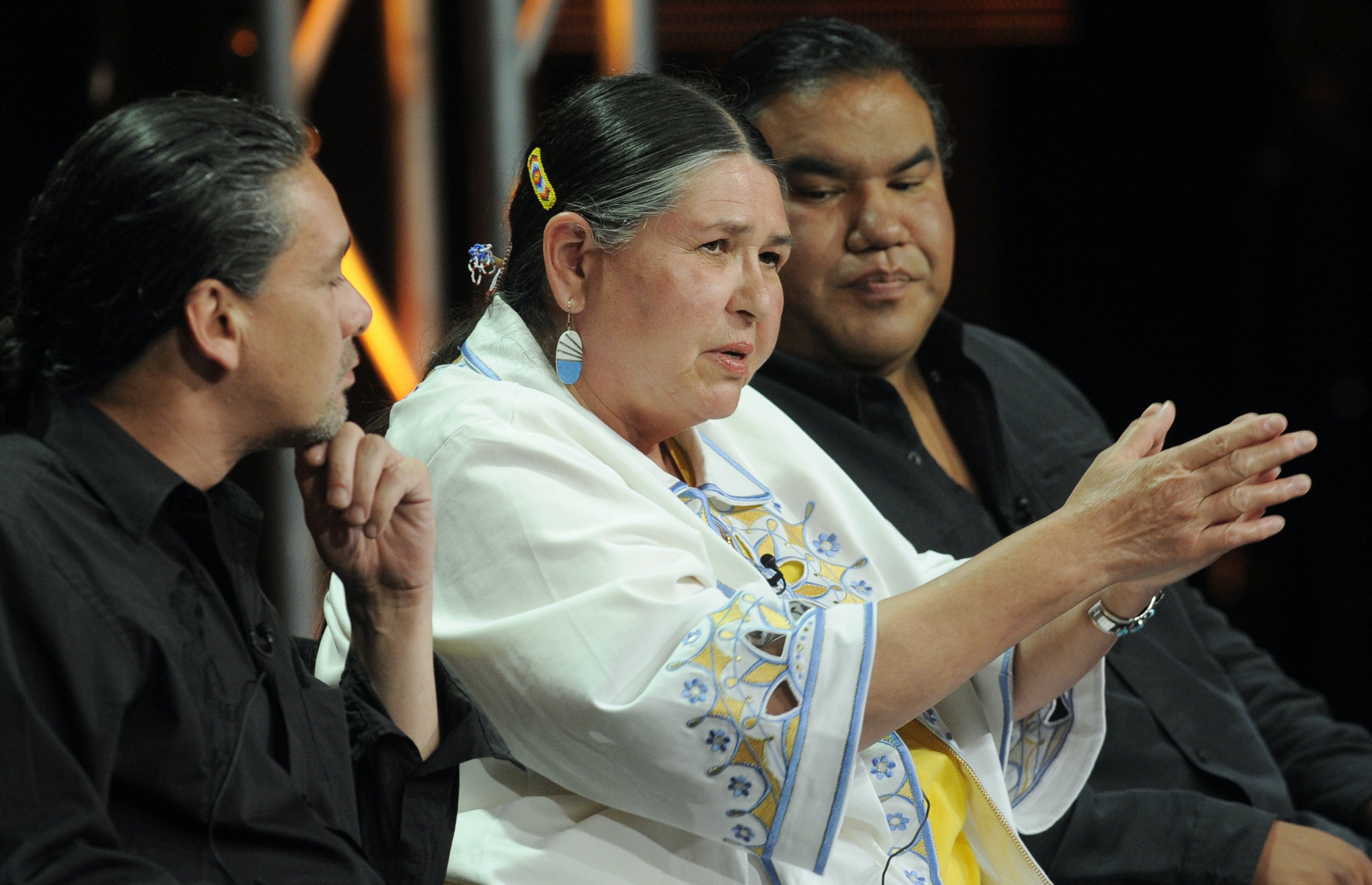 圖為美國原住民、演員「小羽毛」（Sacheen Littlefeather，中）2010年8月在加州出席電視台活動（AP）