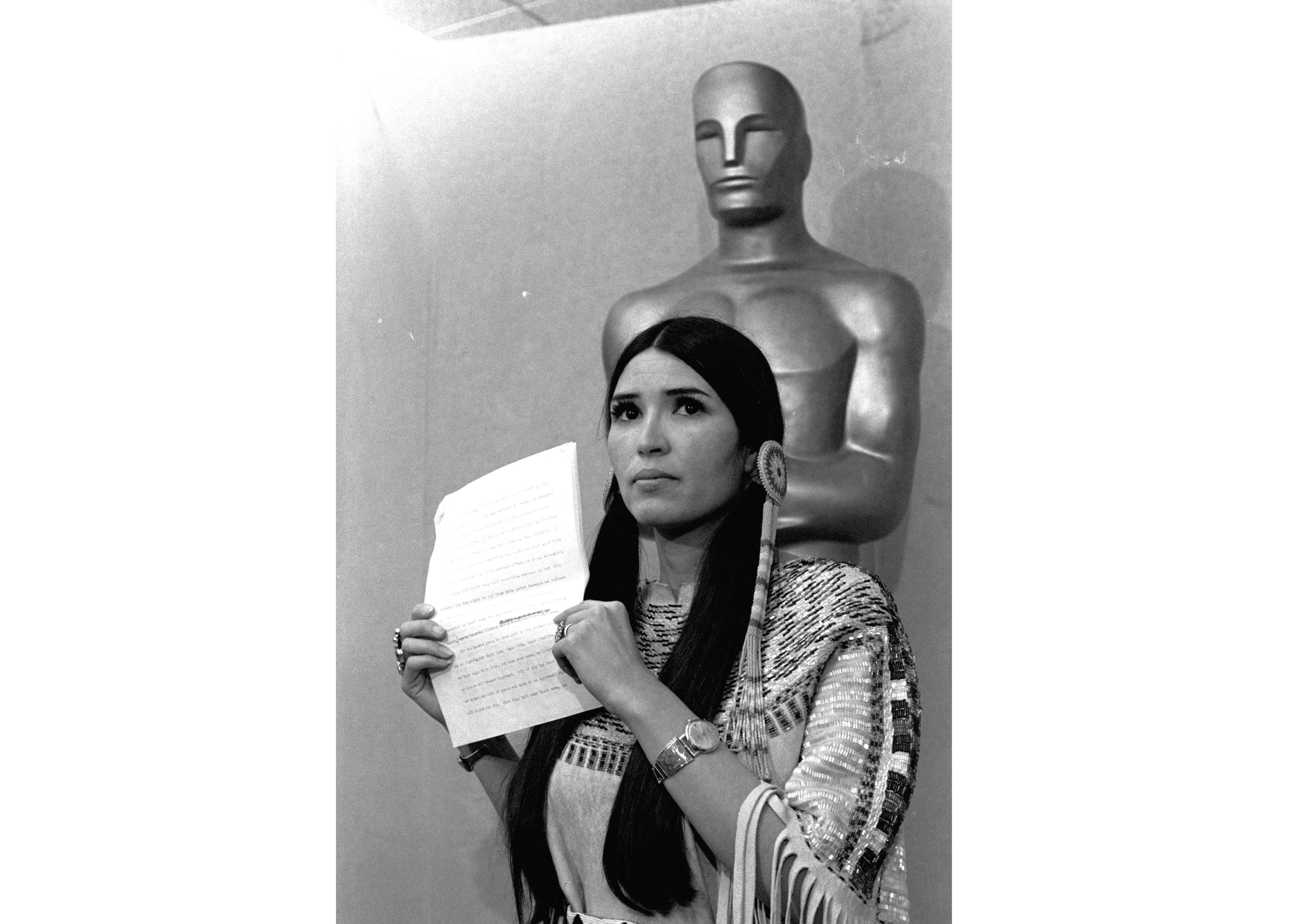 圖為美國原住民「小羽毛」（Sacheen Littlefeather）1973年出席奧斯卡頒獎典禮（AP）