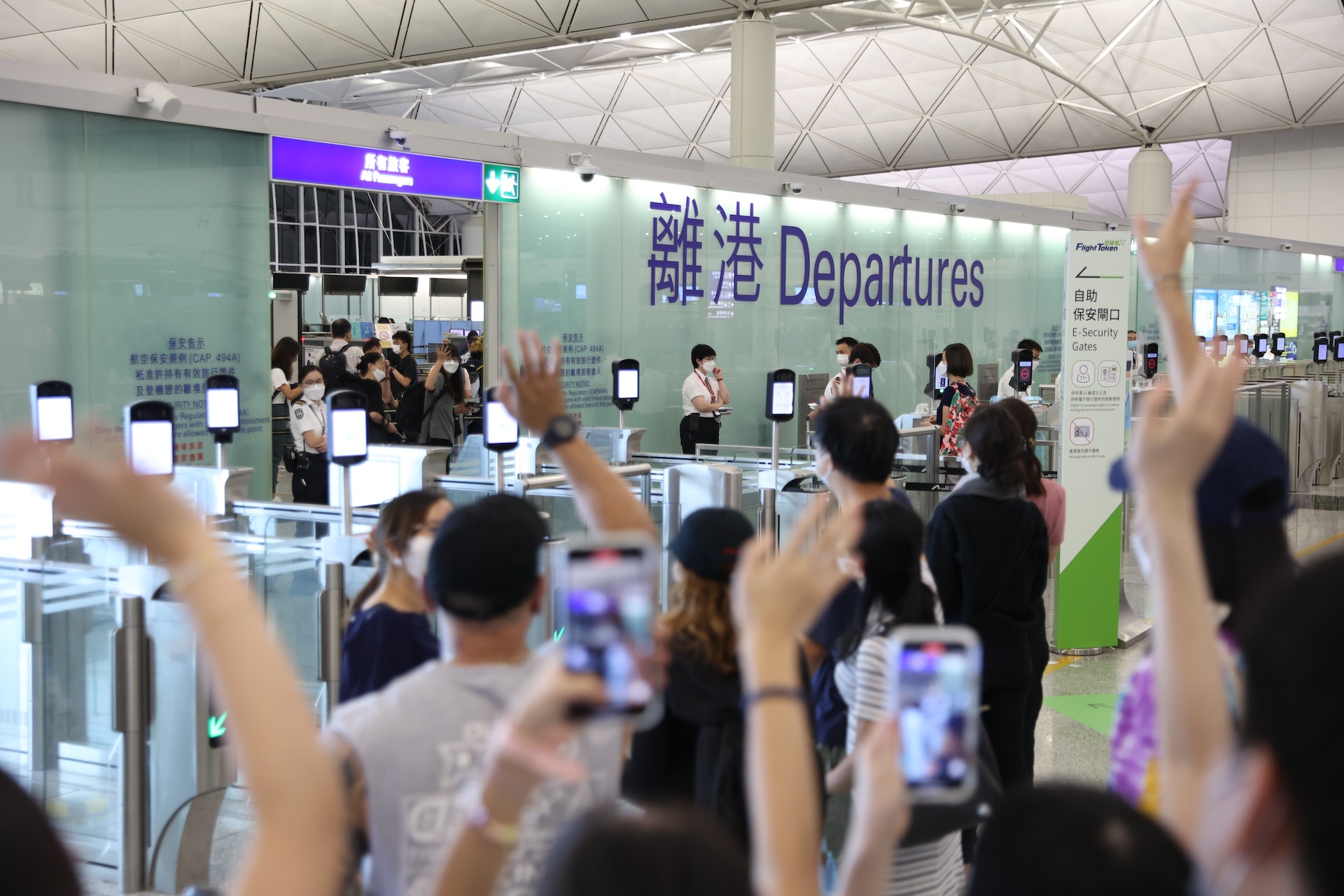 移民潮不斷,機場彌漫一片離愁別緒,不少港人送別離港親友。(鄭子峰攝) 移民潮不斷,機場彌漫一片離愁別緒,不少港人送別離港親友。(鄭子峰攝)
