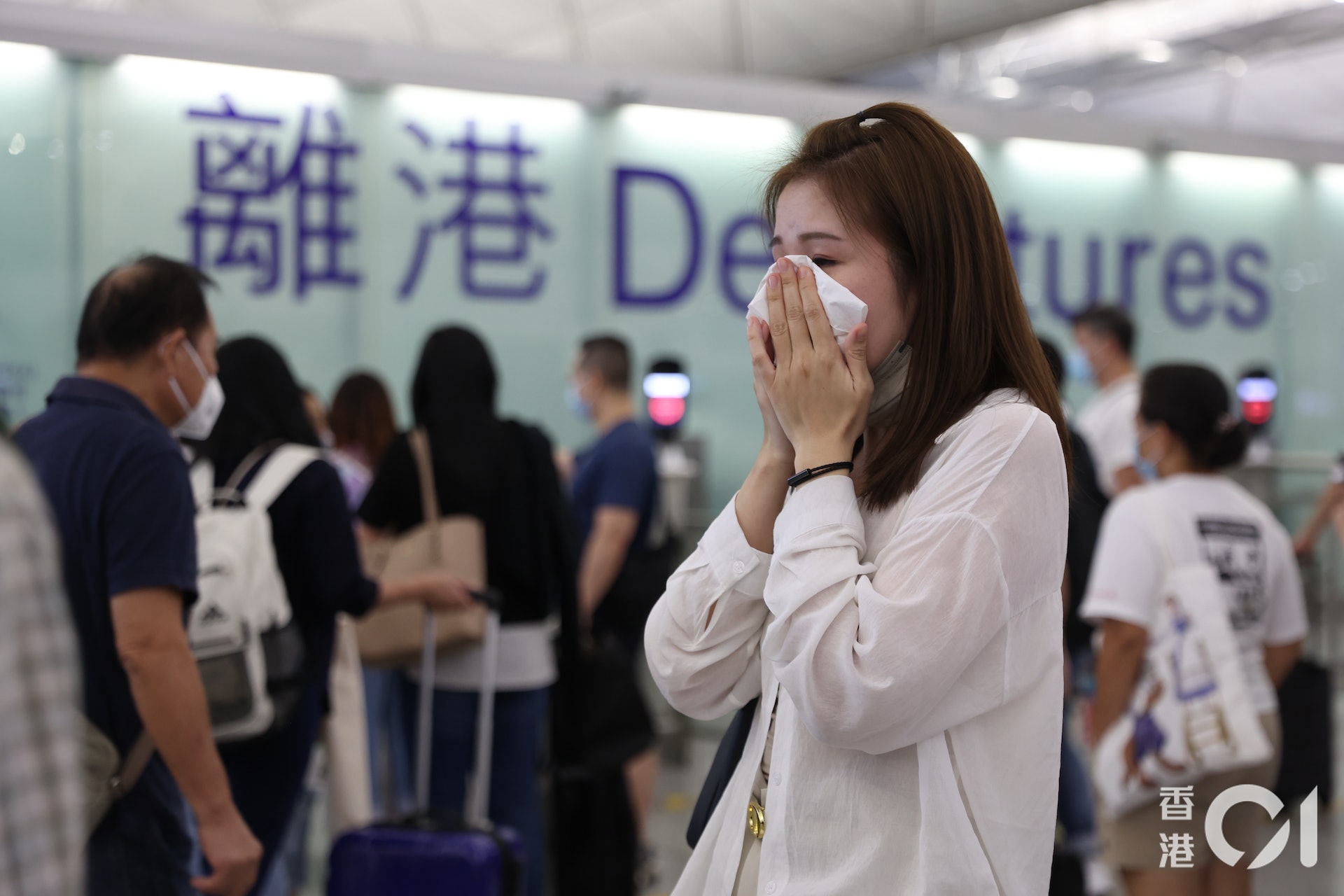 移民潮不斷,機場彌漫一片離愁別緒,有人不捨淚灑當場。(鄭子峰攝) 移民潮不斷,機場彌漫一片離愁別緒,有人不捨淚灑當場。(鄭子峰攝)