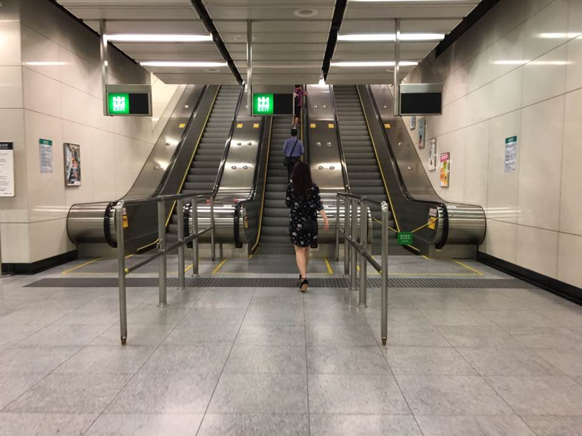 警港鐵南昌站拘13歲少年　涉偷拍27歲女子裙底