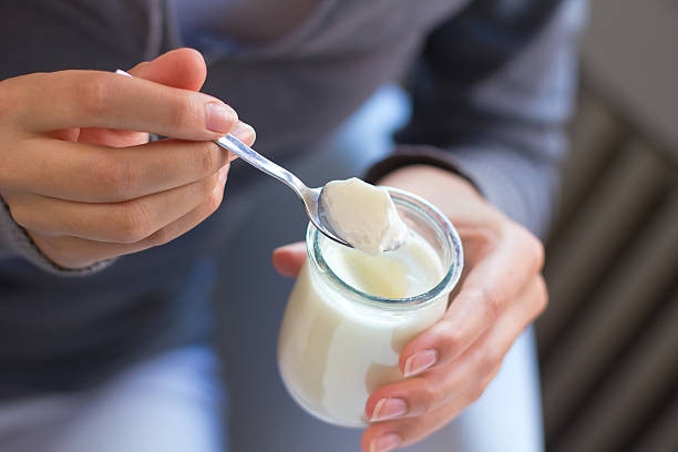 乳酪如當早餐，在空腹時胃酸濃度高，此時吃乳酪，乳酸菌容易被胃酸破壞。（iStock）