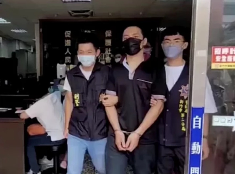 新竹市警方破獲人口販賣案外案，發現一名21歲女子遭到毆打囚禁，並準備賣往泰國。涉案的6名28歲至33歲的人蛇集團成員遭到收押。（《聯合報》）