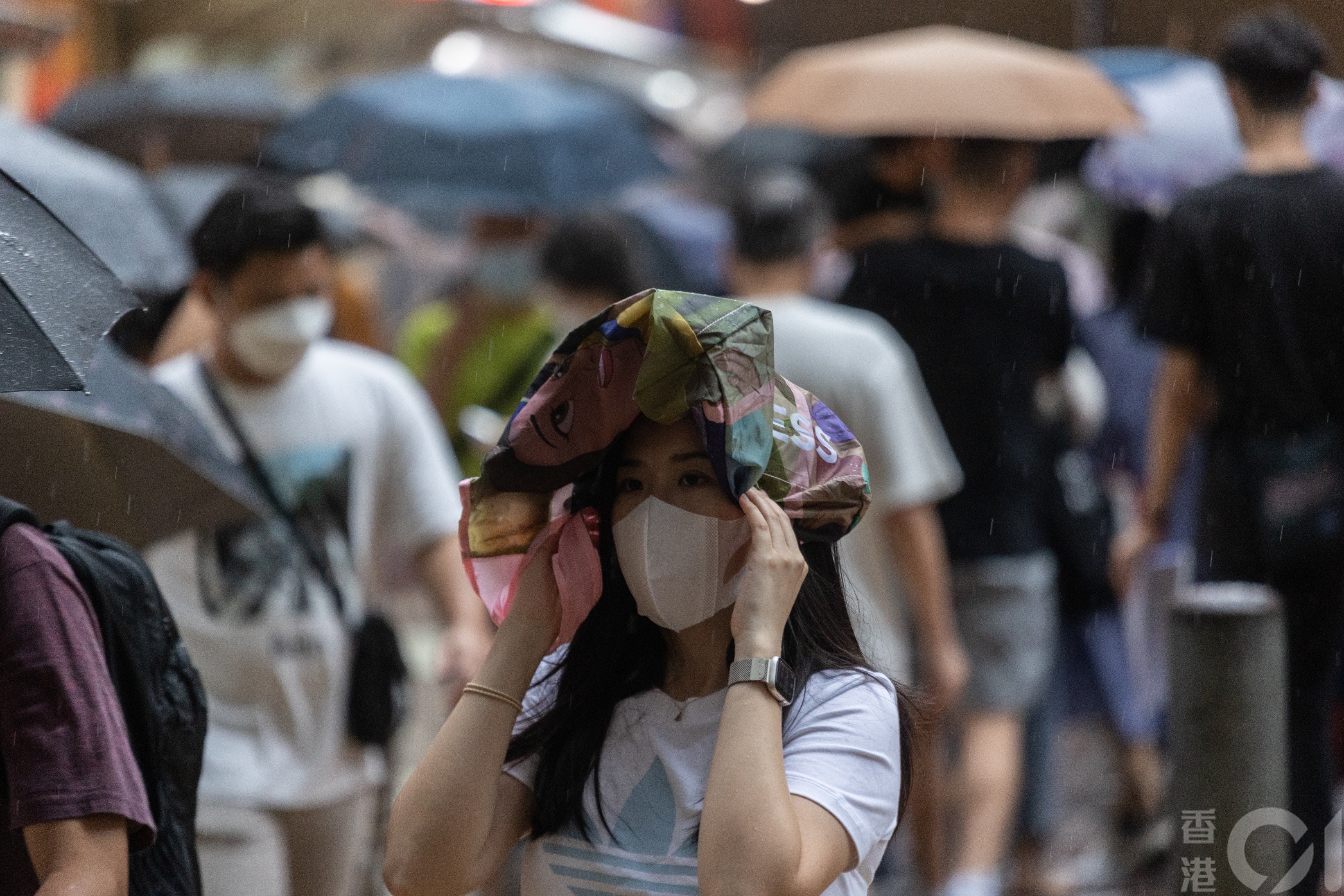天文台8月17日下午發出黃色暴雨警告，在旺角，無帶雨具外出的市民十分狼狽。（梁鵬威攝)