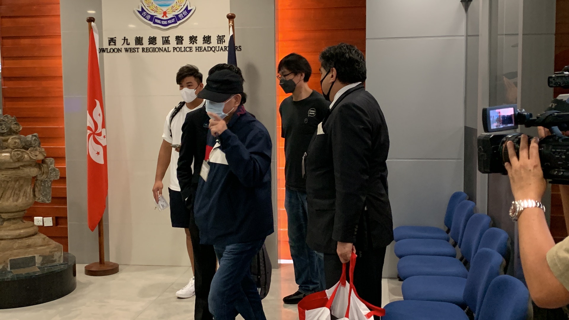 MIRROR演唱會|協興隆代表在律師陪同下 今午到西九總部助查 MIRROR演唱會|協興隆代表在律師陪同下 今午到西九總部助查