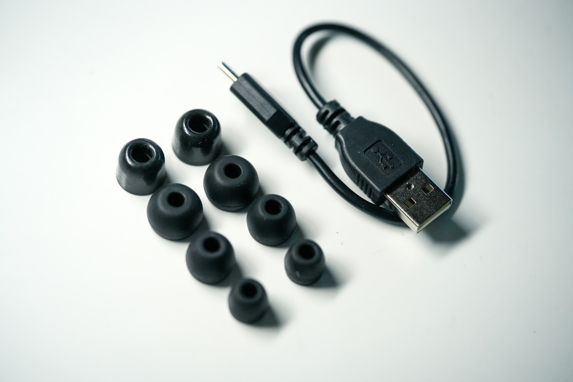 隨盒附送 USB Type-C 充電線、3 對不同尺碼的耳機、2 對特製記憶耳綿。
