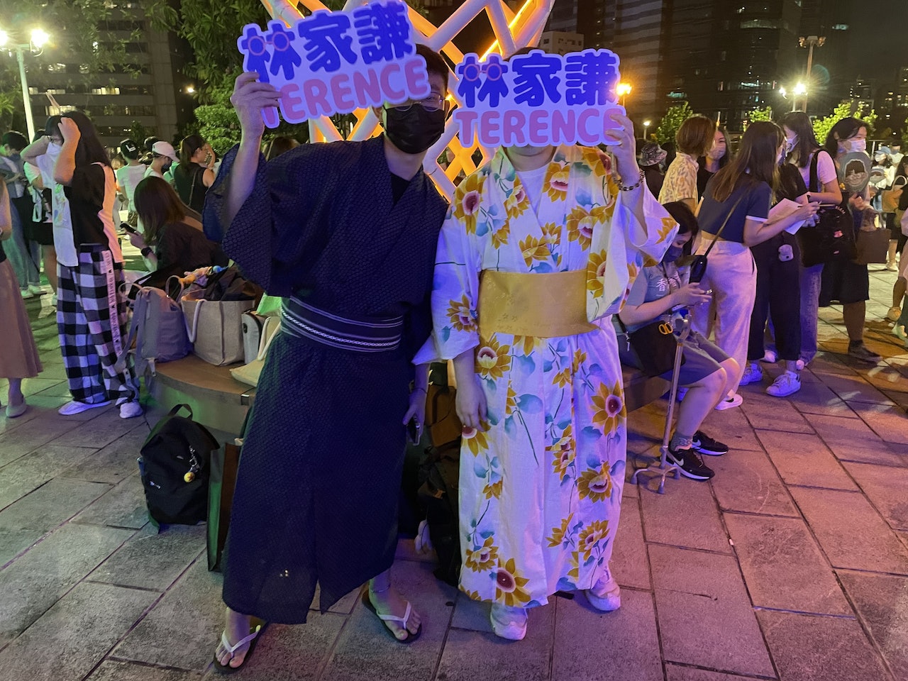 阿花及阿蕉一早到場買紀念品。 阿花及阿蕉一早到場買紀念品。