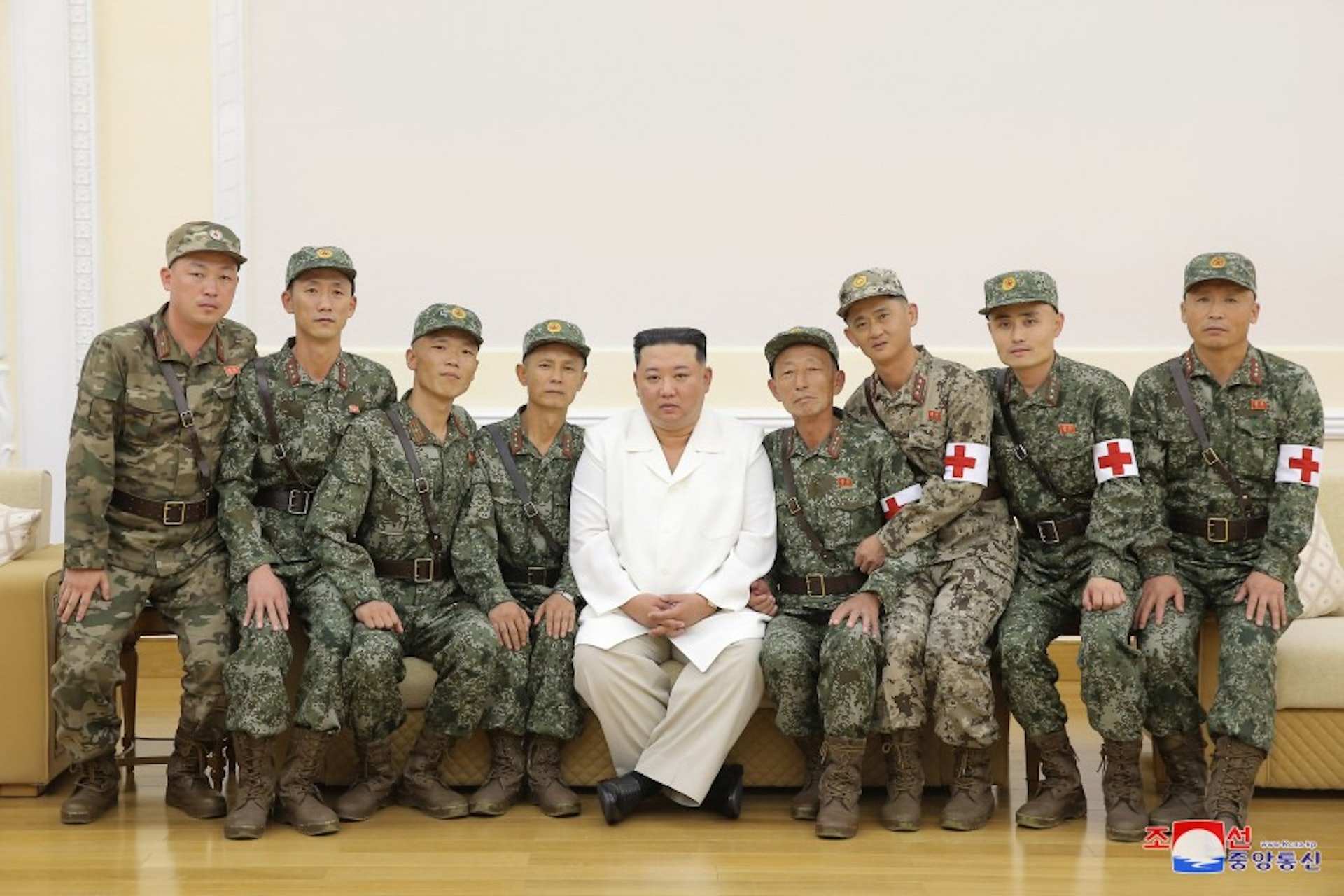 朝鮮領袖金正恩2022年8月18日會見投身防疫工作的人民軍軍醫人員,並發表講話(朝中社) 朝鮮領袖金正恩2022年8月18日會見投身防疫工作的人民軍軍醫人員,並發表講話(朝中社)
