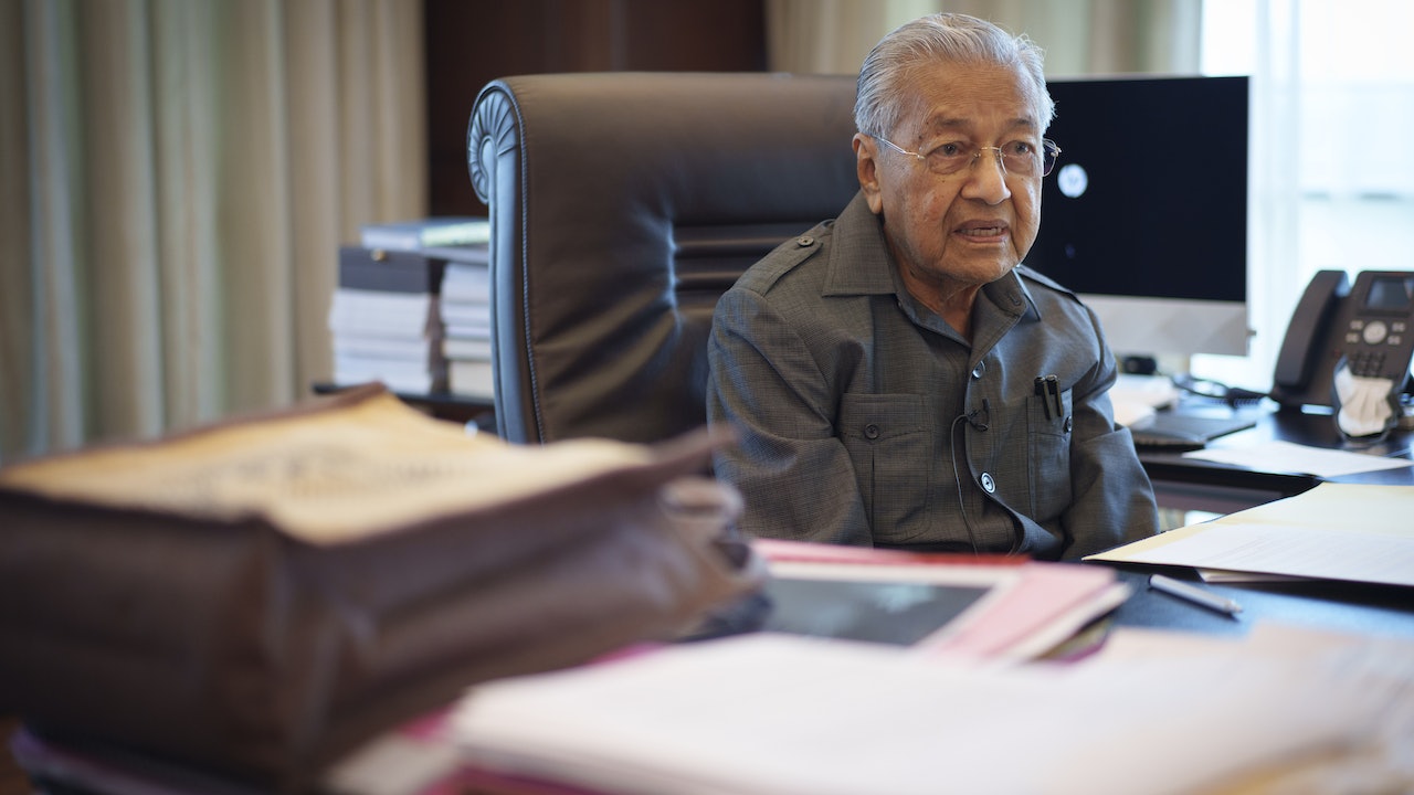馬來西亞前首相馬哈蒂爾確診新冠肺炎 – 香港01