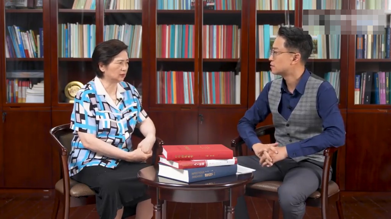 李蘭娟透露,新冠肺炎屬於流感類乙類傳染病,但卻一直按甲類傳染病級別管理,「一定回到乙類管理的軌道上來」。(影片截圖) 李蘭娟透露,新冠肺炎屬於流感類乙類傳染病,但卻一直按甲類傳染病級別管理,「一定回到乙類管理的軌道上來」。(影片截圖)