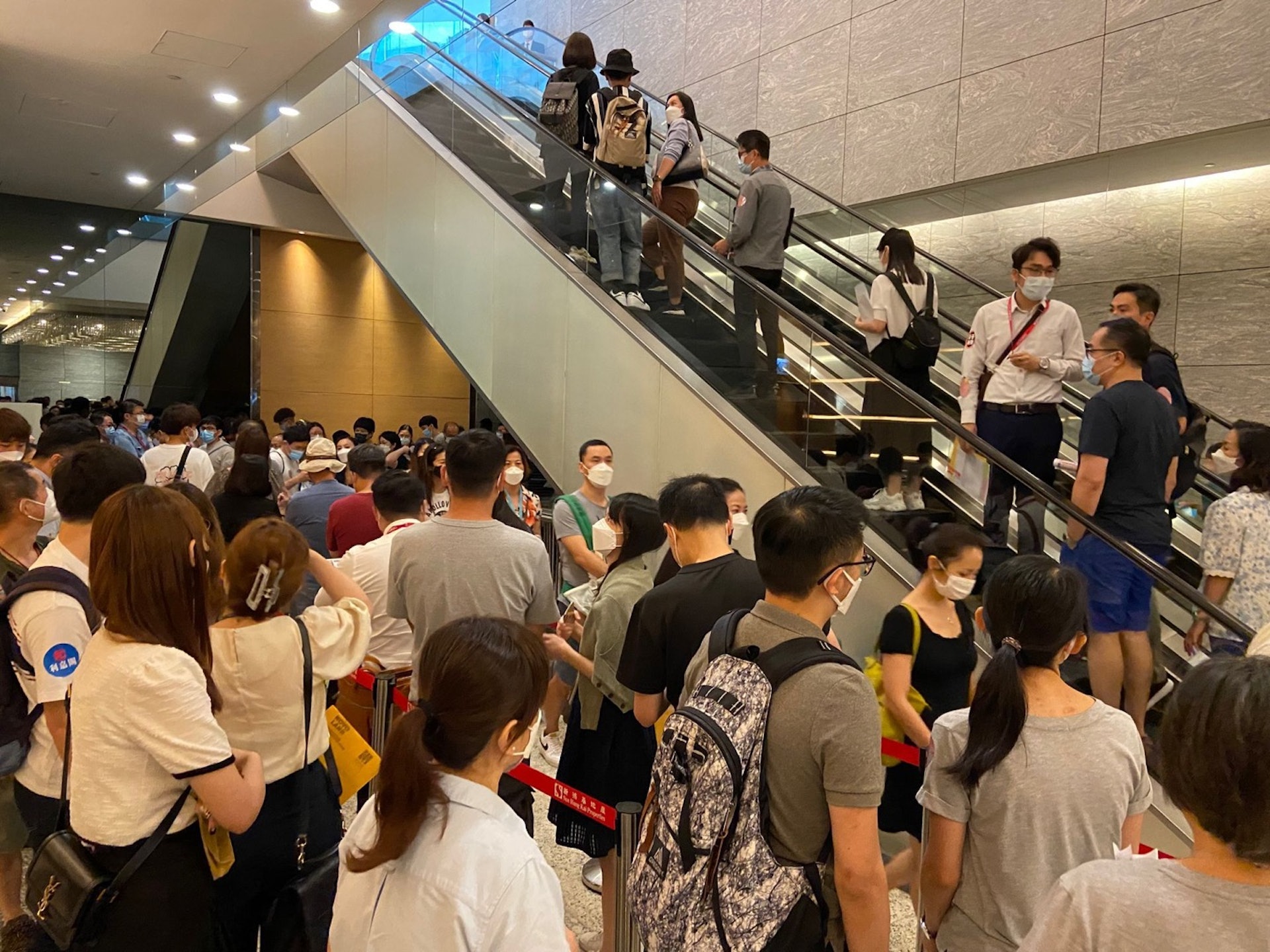 下午1時許,位於環球貿易廣場(ICC)的售樓處外,有大量排隊B組等候揀樓的準買家。 下午1時許,位於環球貿易廣場(ICC)的售樓處外,有大量排隊B組等候揀樓的準買家。