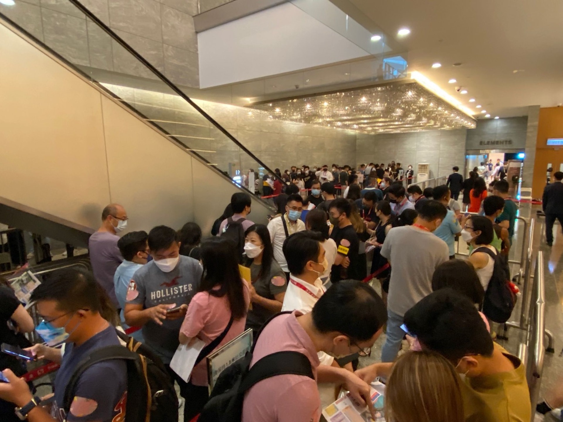 下午1時許,位於環球貿易廣場(ICC)的售樓處外,有大量排隊B組等候揀樓的準買家。 下午1時許,位於環球貿易廣場(ICC)的售樓處外,有大量排隊B組等候揀樓的準買家。