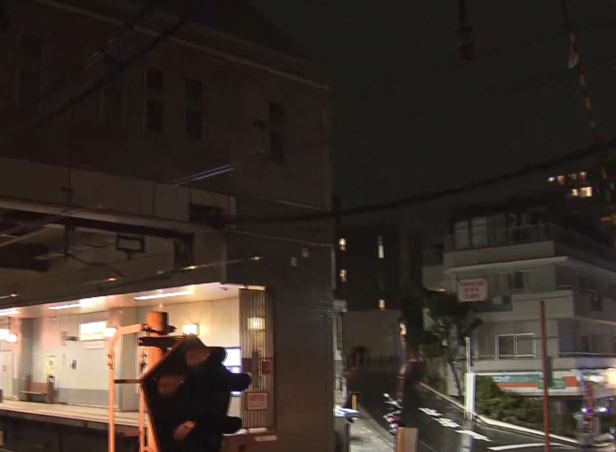 涩谷区20日晚间发生随机刺人事件，一名家住埼玉县的15岁国中女学生，涉嫌持刀在当地一处道路上刺伤一对母女。（YouTube@ANNnewsCH）