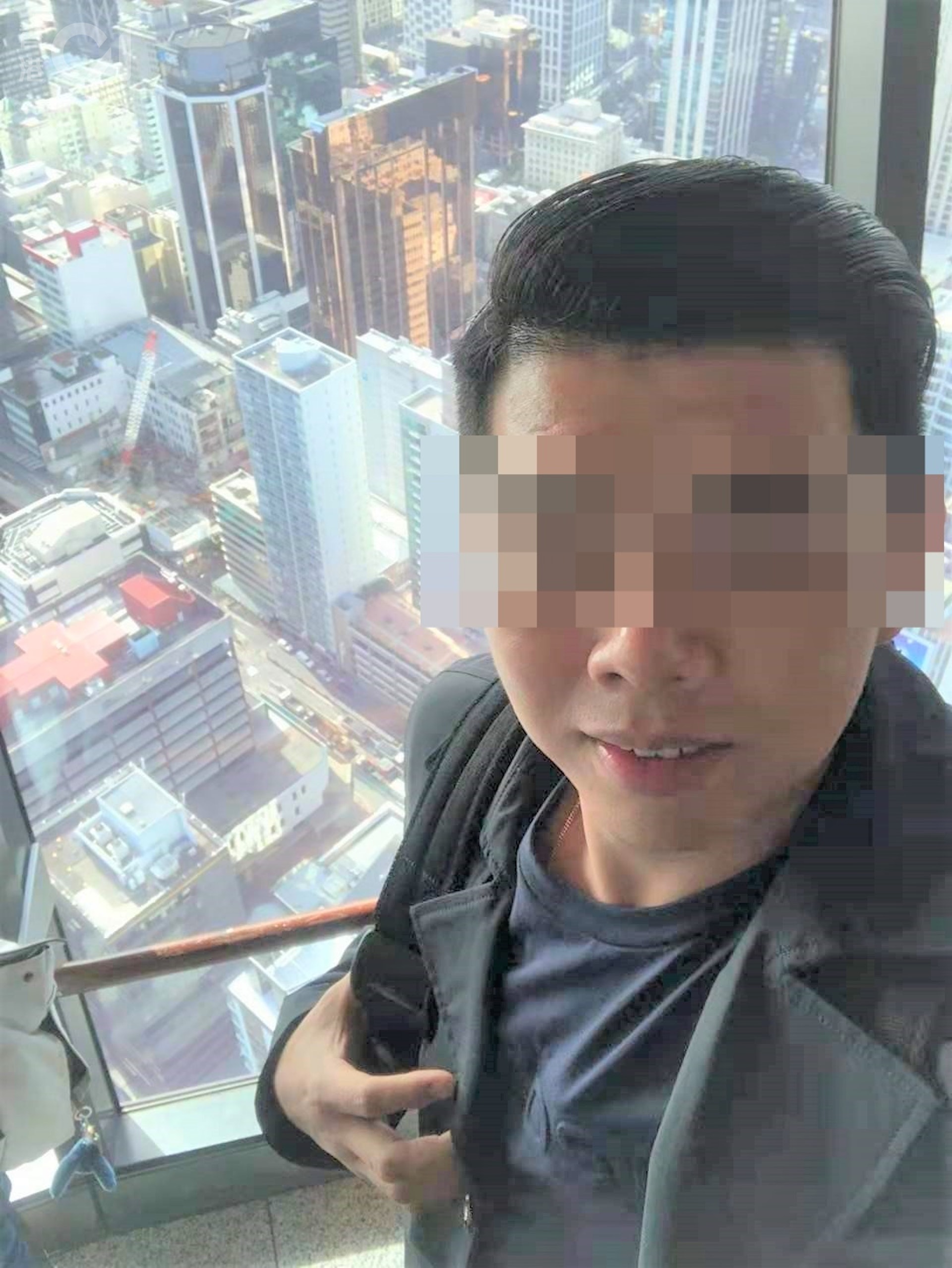 「網上情緣騙案」變種,騙徒「杰仔」假扮被困柬埔寨詐騙營,向香港女苦主Peggy(化名)發求救訊息,要求匯款近3,000港元讓他先逃到泰國,女事主最終被騙去近4萬元。 (讀者提供) 「網上情緣騙案」變種,騙徒「杰仔」假扮被困柬埔寨詐騙營,向香港女苦主Peggy(化名)發求救訊息,要求匯款近3,000港元讓他先逃到泰國,女事主最終被騙去近4萬元。 (讀者提供)