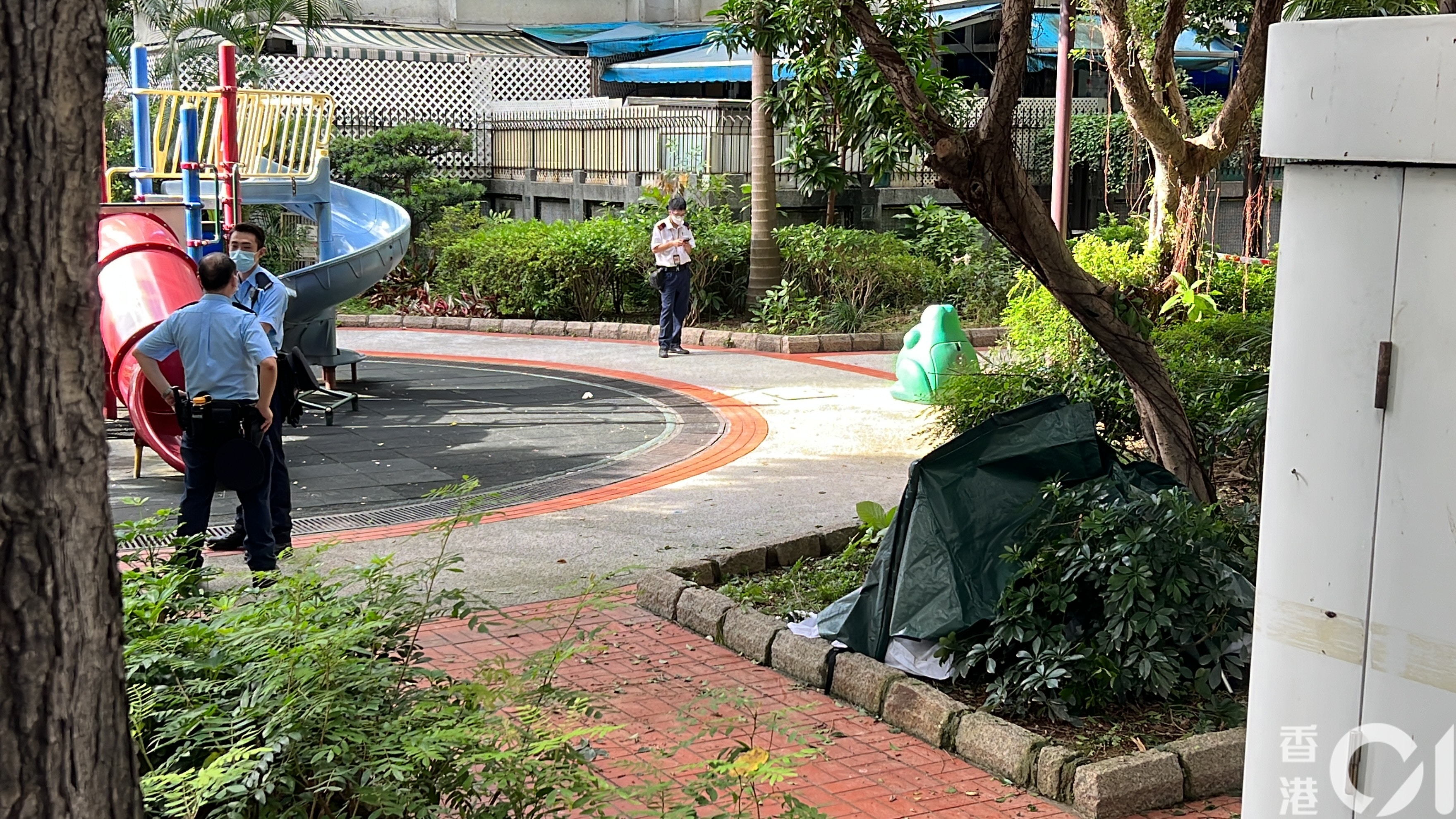 遺體蓋上遮屍帳篷。（翁鈺輝攝）