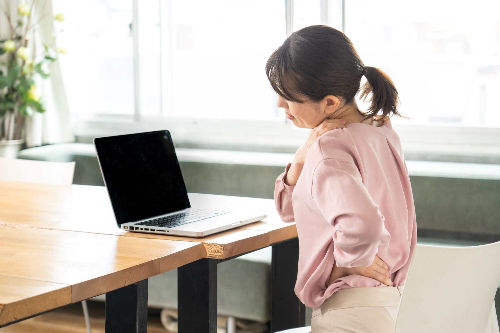 上班族長時間對電腦工作，加上姿勢不良，最容易有肩頸痛的問題。（圖片：Shutterstock）