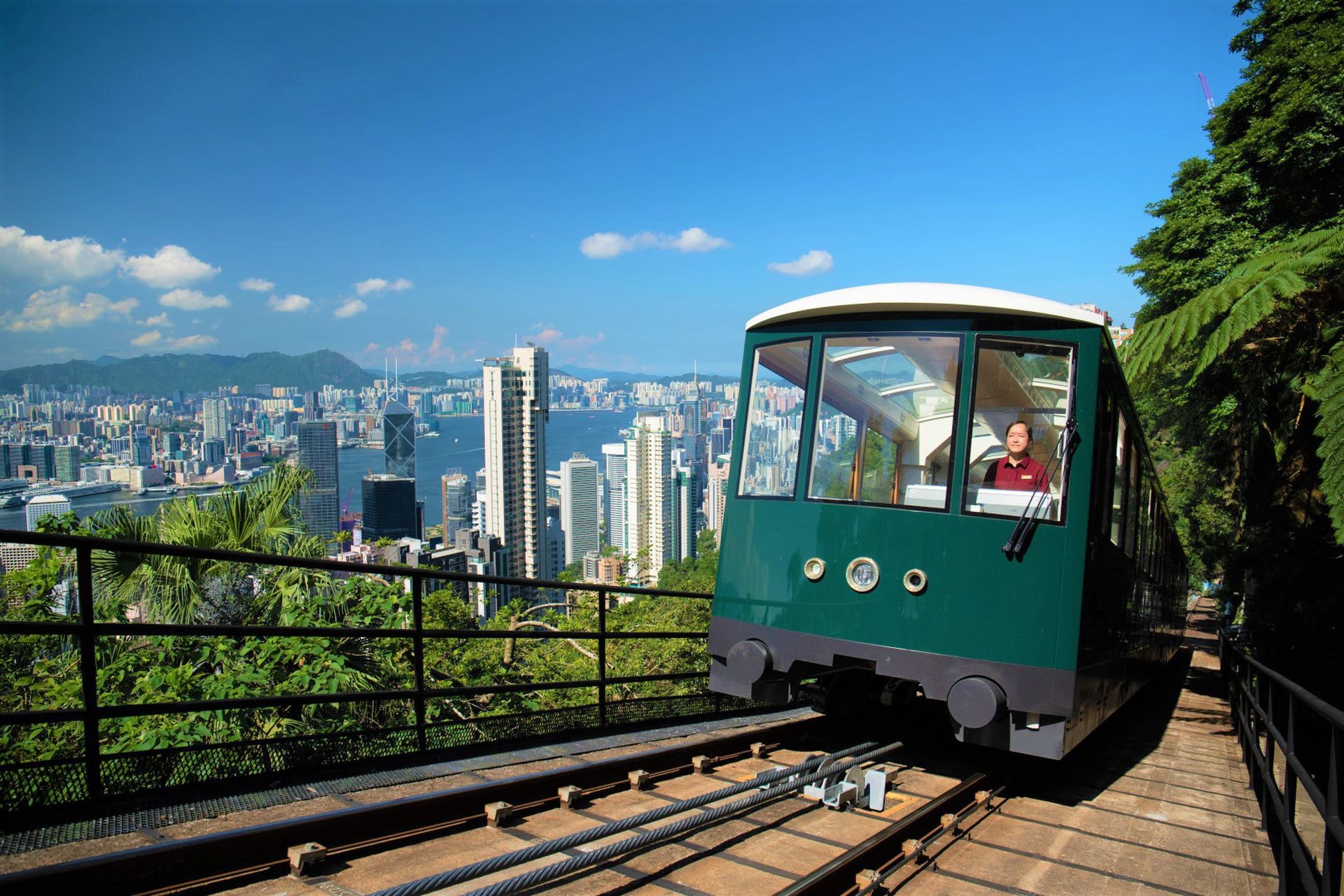 山頂纜車換上綠色車身,即將重新投入服務。(山頂纜車網頁) 山頂纜車換上綠色車身,即將重新投入服務。(山頂纜車網頁)
