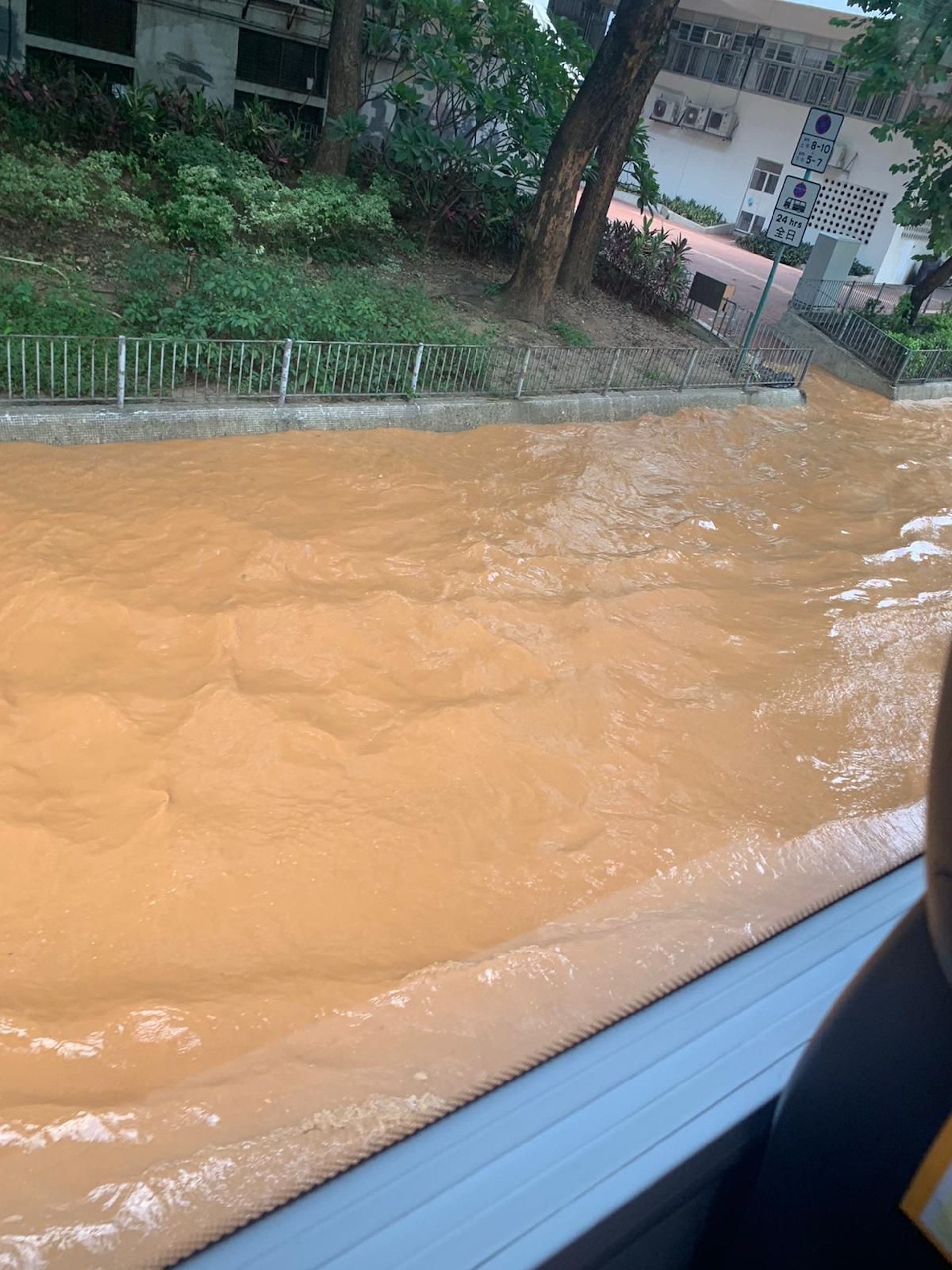 地底位置有水管爆裂,大量黃泥水湧出地面。(WhatsApp群組圖片) 地底位置有水管爆裂,大量黃泥水湧出地面。(WhatsApp群組圖片)