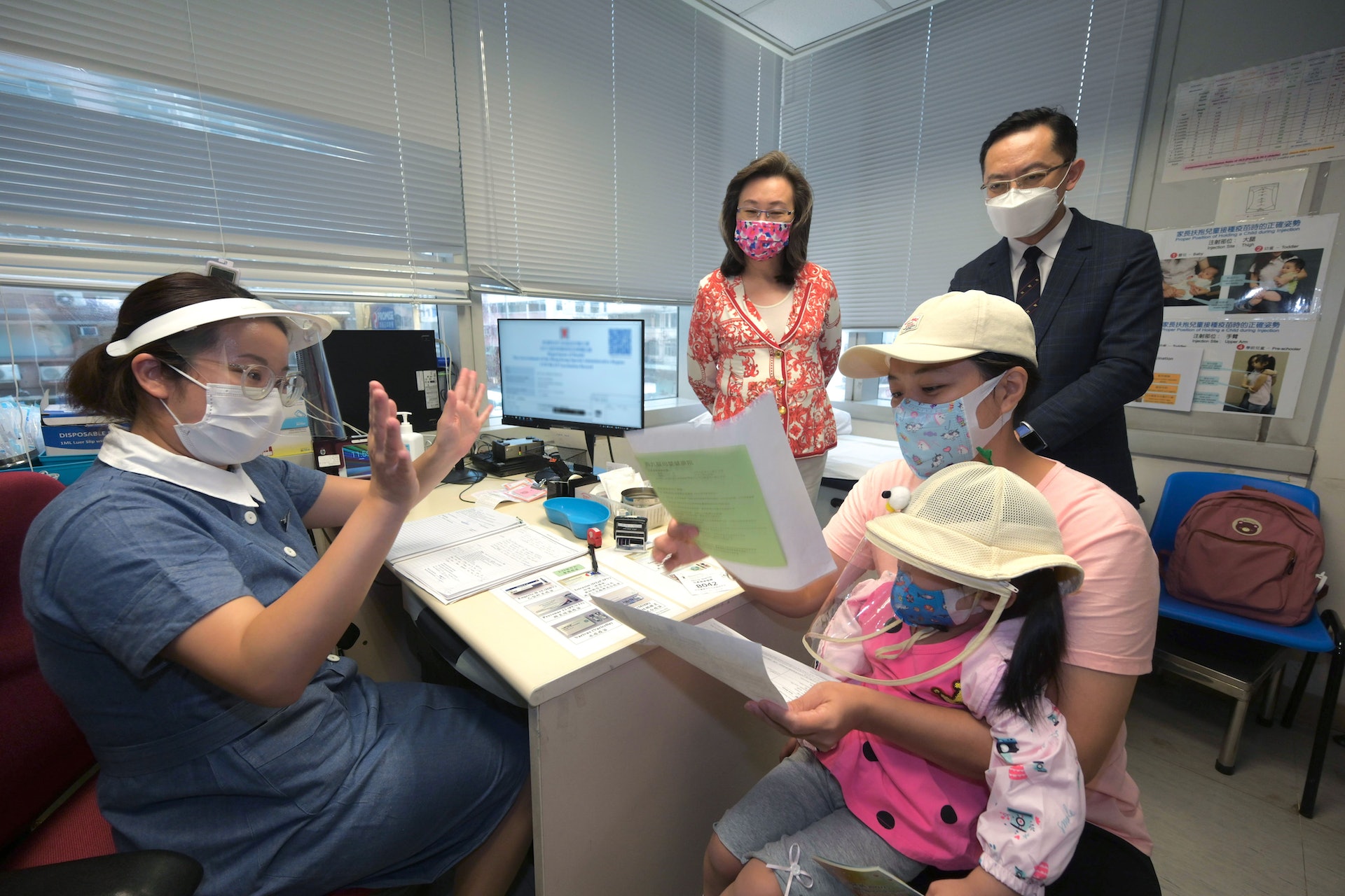 公務員事務局局長楊何蓓茵8月23日到西九龍母嬰健康院,了解健康院為幼童提供新冠疫苗接種服務的安排。(政府新聞處圖片)