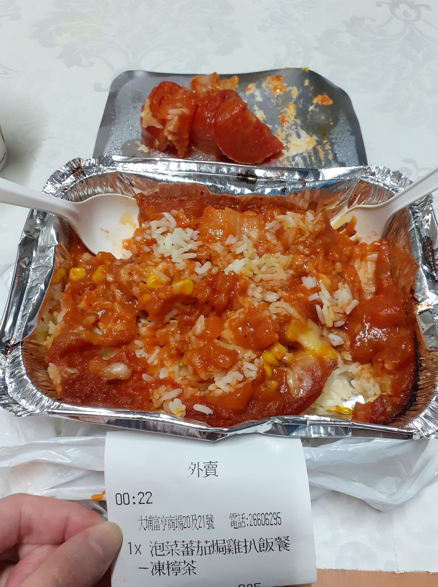 有港女於網上發文表示，日前在大埔富亨商場大家樂外賣了1份芝士泡菜番茄焗雞扒飯餐，打開後卻發現盒內並無雞扒。（fb群組「Tai Po · Fu Heng 大埔 · 富亨」圖片）