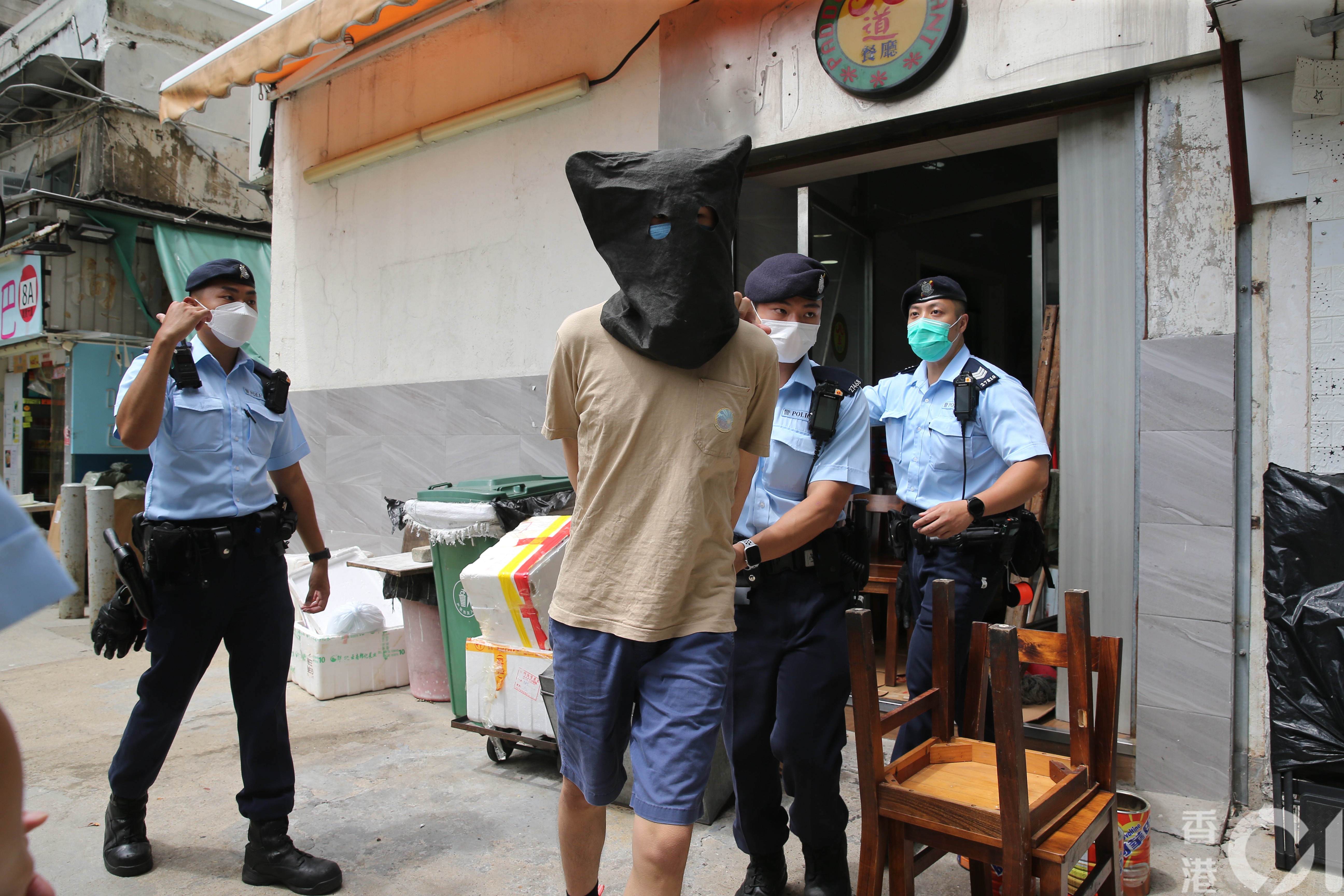 被告馮志遠斬傷女店主後被現場食客制伏。(蔡正邦攝) 被告馮志遠斬傷女店主後被現場食客制伏。(蔡正邦攝)