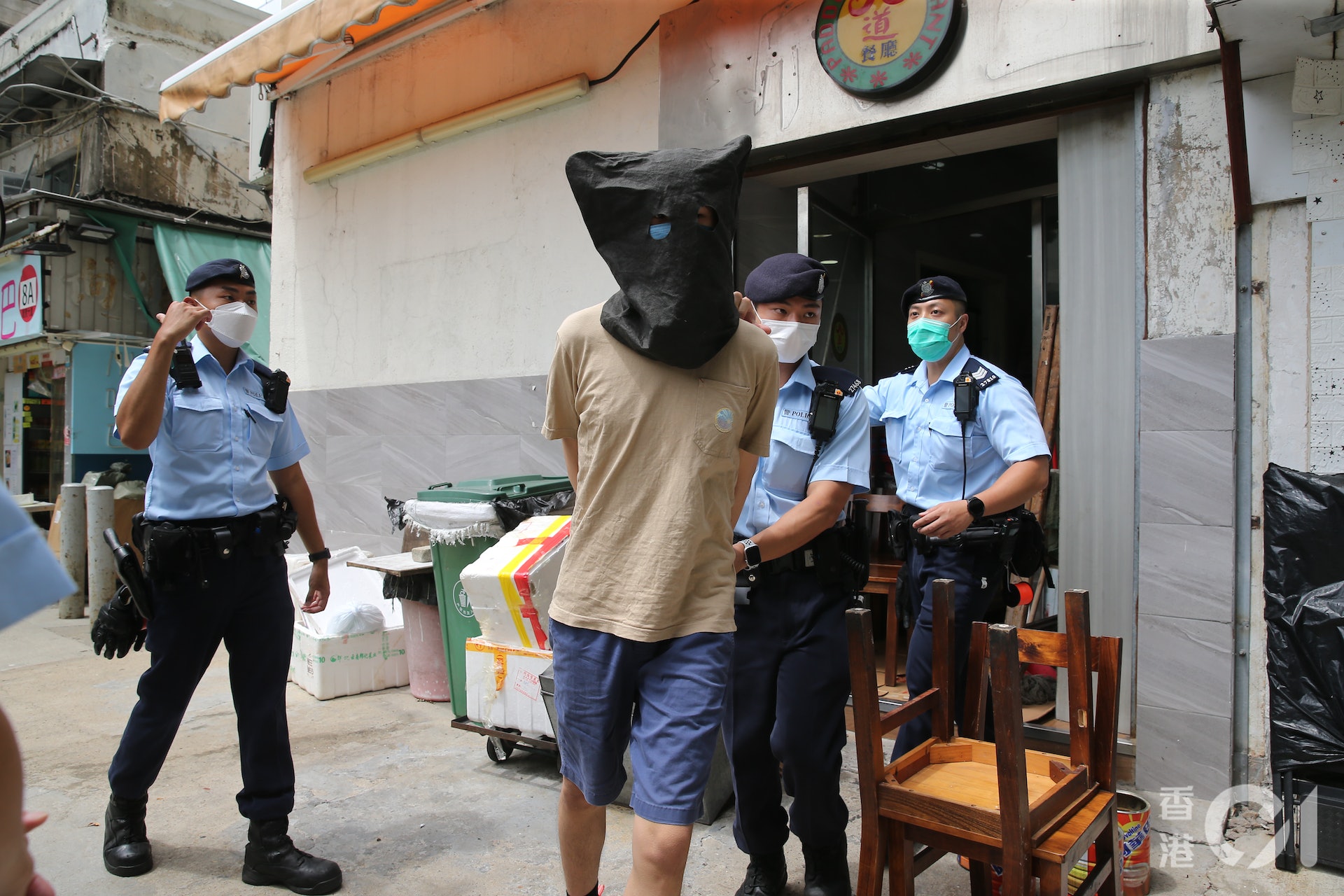 被告馮志遠斬傷女店主後被現場食客制伏。(蔡正邦攝) 被告馮志遠斬傷女店主後被現場食客制伏。(蔡正邦攝)