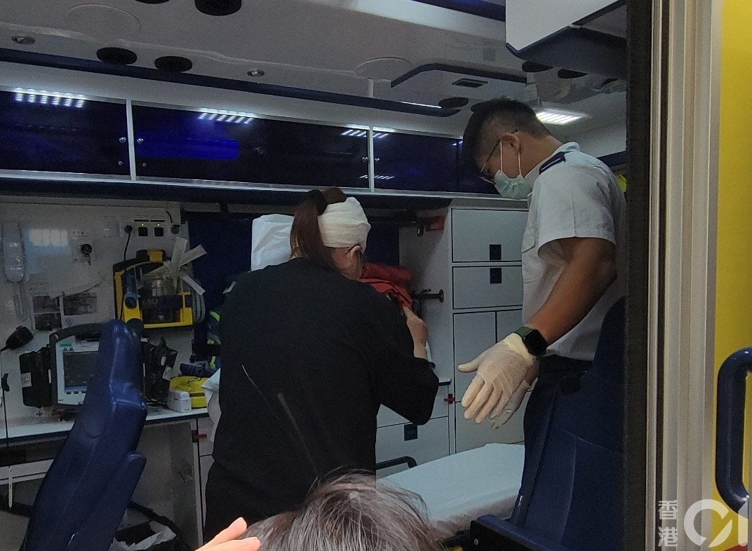 救護員為女事主包紮傷口,她之後被送往醫院治理。(蔡正邦攝) 救護員為女事主包紮傷口,她之後被送往醫院治理。(蔡正邦攝)