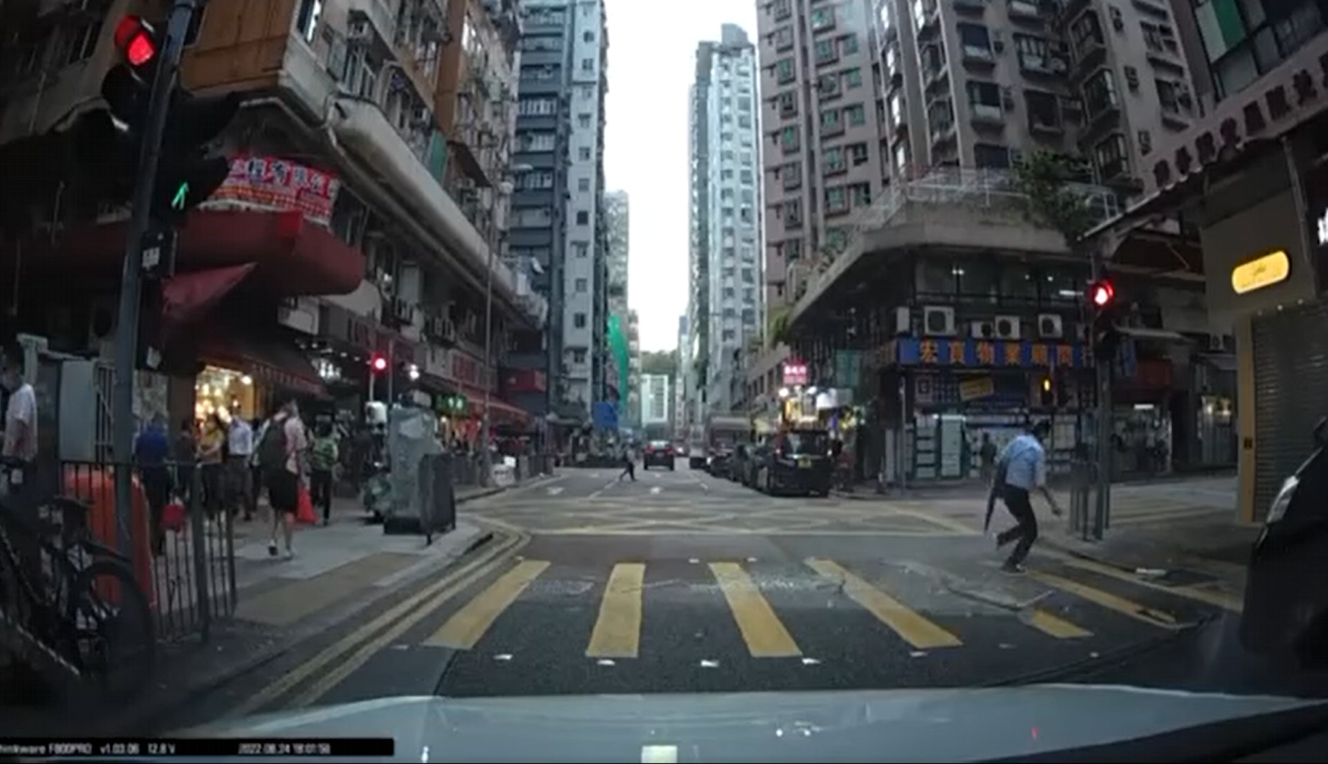事主險被鋁窗砸中,鋁窗墮地應聲粉碎,破璃碎片滿地。(網上影片截圖) 事主險被鋁窗砸中,鋁窗墮地應聲粉碎,破璃碎片滿地。(網上影片截圖)