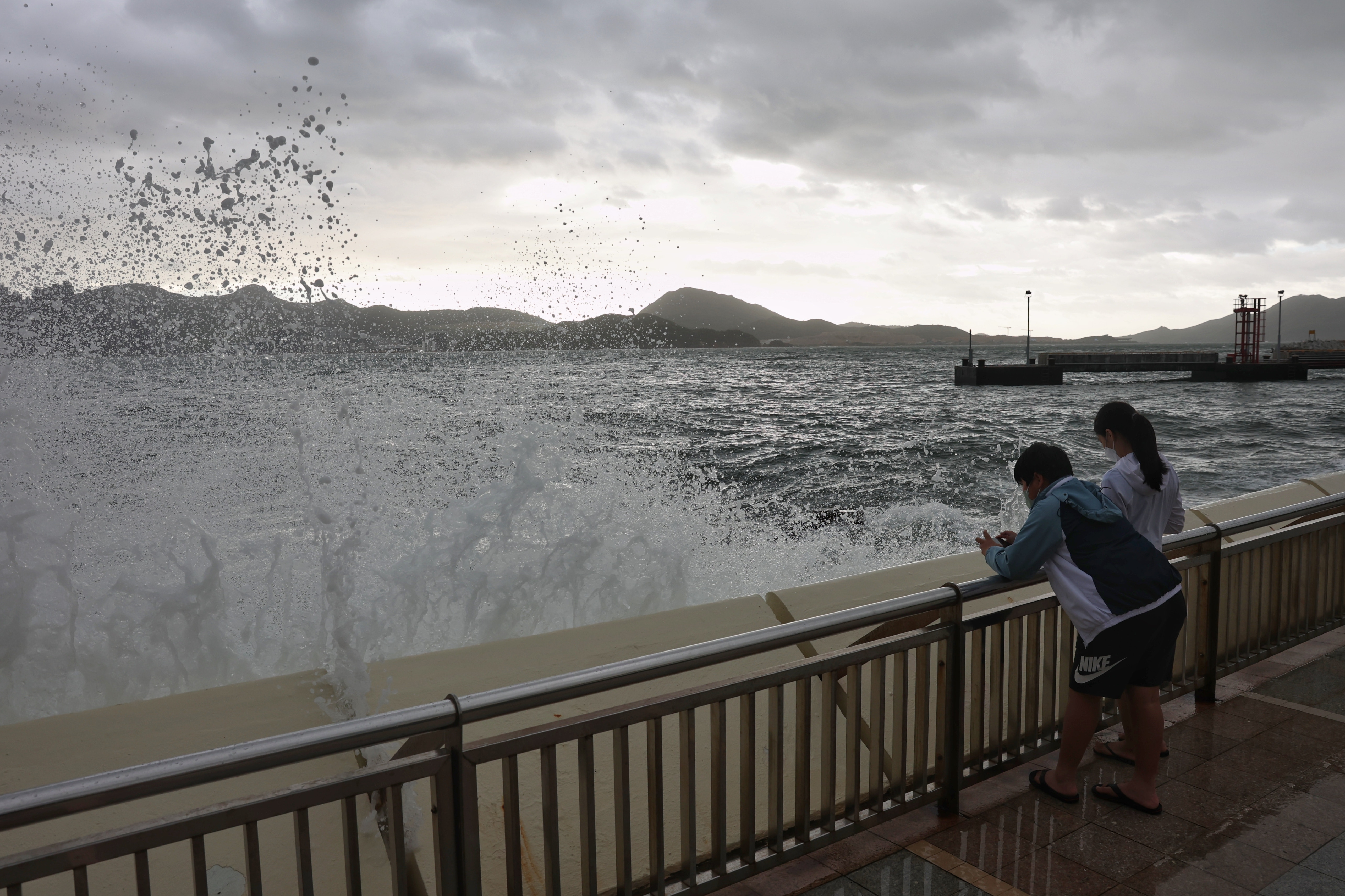 热带气旋「马鞍」袭港，8月25日上午8号风球生效期间，杏花邨不时有巨浪拍岸，激起浪花，但无把观浪的居民吓走。（李泽彤摄）