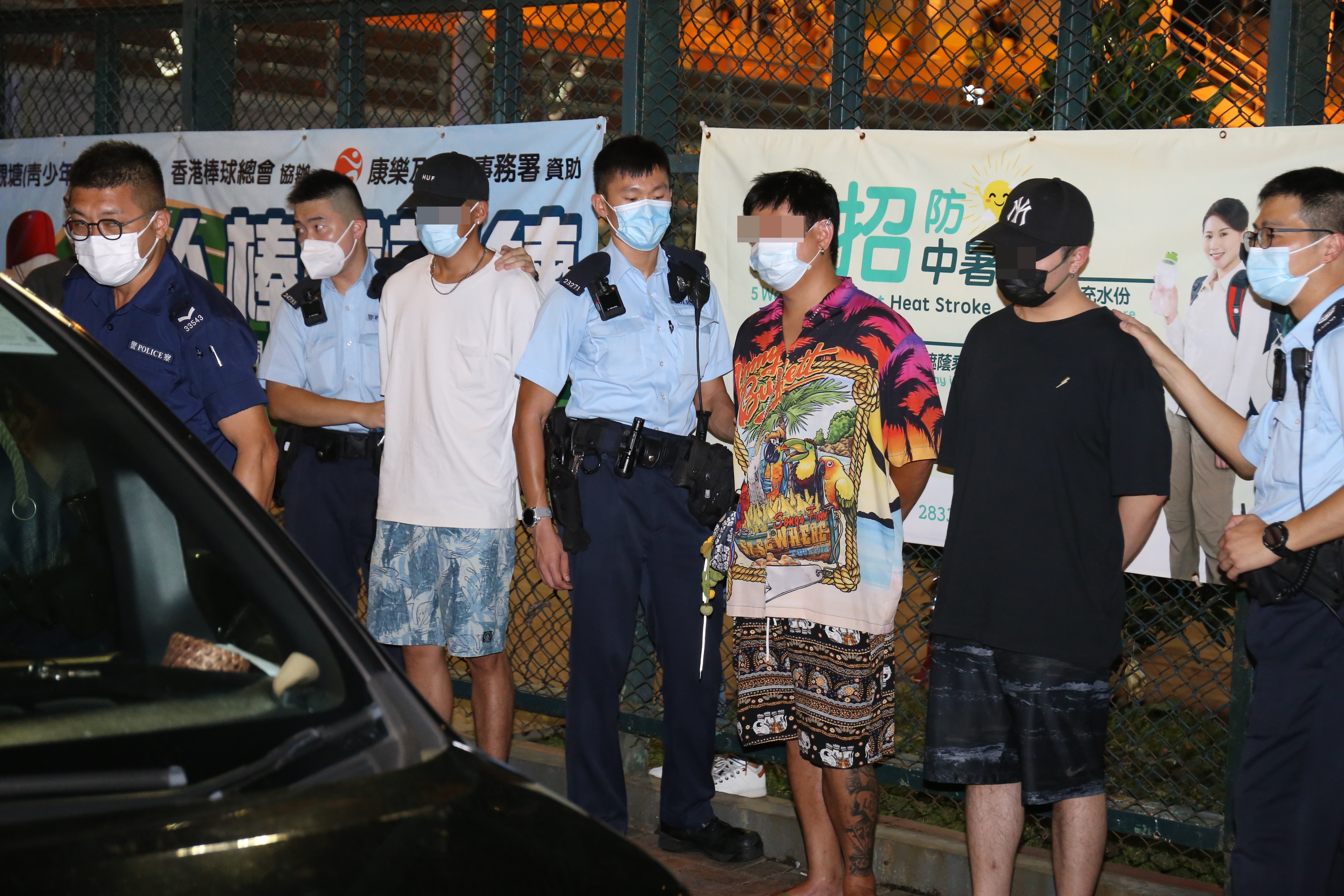 警方拘捕車上三名男子，涉嫌「藏毒」、「管有仿製槍械」。（陳浩然攝)