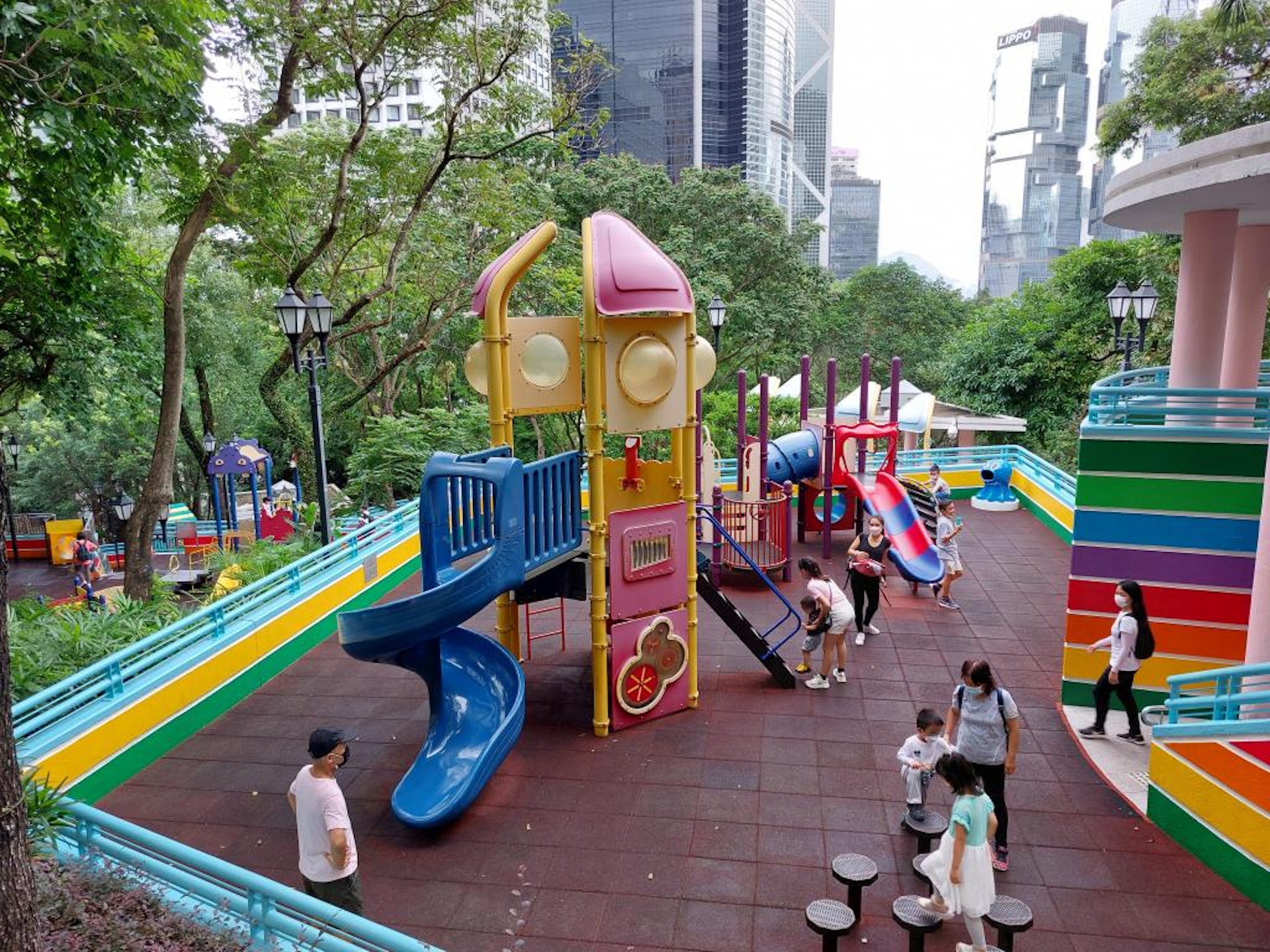 在公園中央,遊人可看到由舊軍營網球場改建而成的人工湖和瀑布。(雞丁暟遊天下授權使用) 在公園中央,遊人可看到由舊軍營網球場改建而成的人工湖和瀑布。(雞丁暟遊天下授權使用)