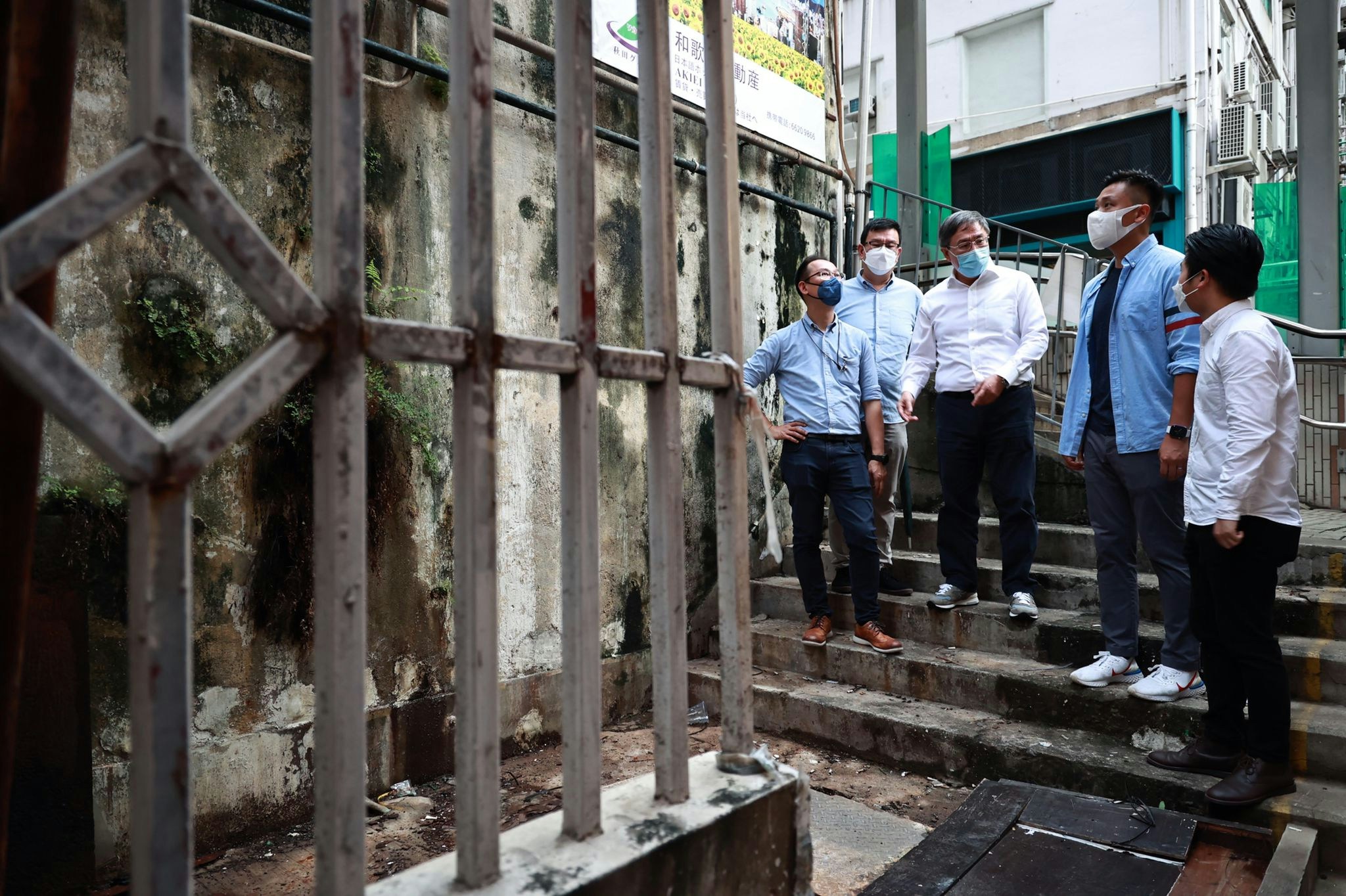 民建聯立法會議員鄭泳舜與陳學鋒昨日傍晚偕同政務司副司長卓永興，到西區正街一帶，視察衞生黑點。(民建聯提供)