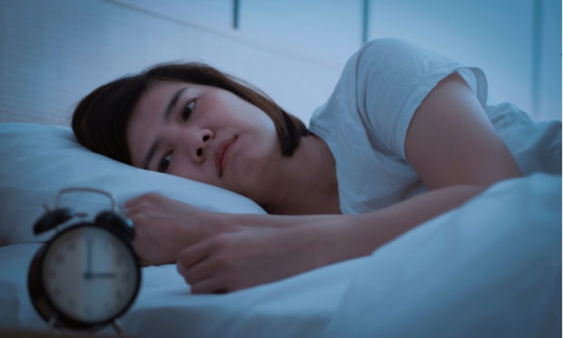持續失眠、半夜驚醒等情況都是有情緒問題的症狀。(圖片:istock) 持續失眠、半夜驚醒等情況都是有情緒問題的症狀。(圖片:istock)