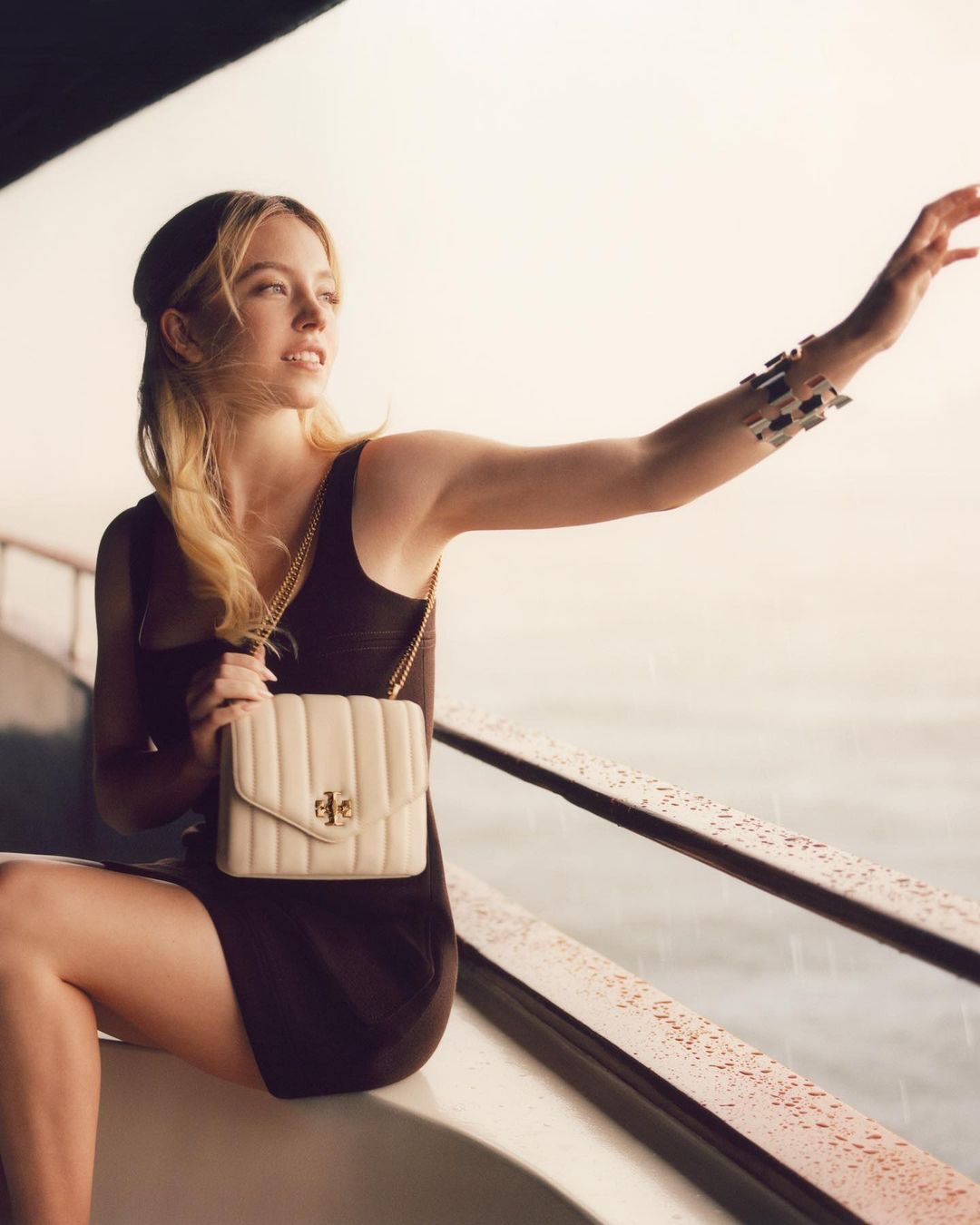 Tory Burch官網減價｜Tory Burch 找來人氣影星 Sydney Sweeney 擔任代言人。 (IG@Toryburch)