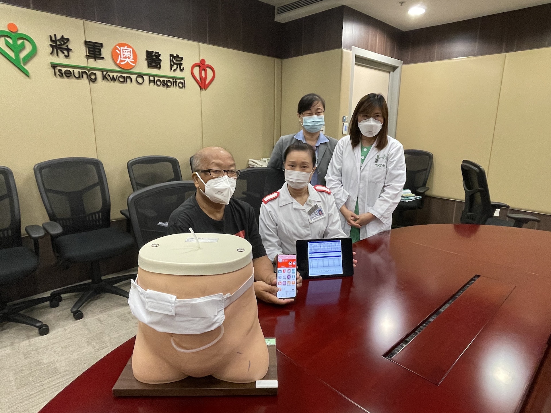 將軍澳醫院腎科護士診所今年四月推行先導計畫,使用HA GO應用程式為腎病患者試行視像診症,為期一年,預計可減少患者每年親身到醫院次數約2-4次。(蕭博禧攝) 將軍澳醫院腎科護士診所今年四月推行先導計畫,使用HA GO應用程式為腎病患者試行視像診症,為期一年,預計可減少患者每年親身到醫院次數約2-4次。(蕭博禧攝)