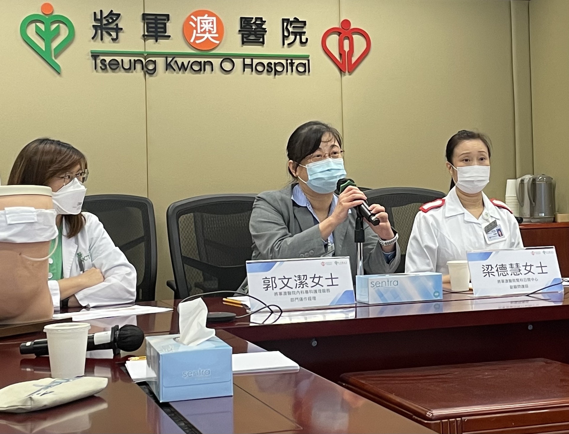 將軍澳醫院內科專科護理服務部門運作經理郭文潔(中)表示,患者有「手洗」紀錄,即使腹膜透析機沒雲端分享功能,他們也可參與視像診症。(蕭博禧攝) 將軍澳醫院內科專科護理服務部門運作經理郭文潔(中)表示,患者有「手洗」紀錄,即使腹膜透析機沒雲端分享功能,他們也可參與視像診症。(蕭博禧攝)
