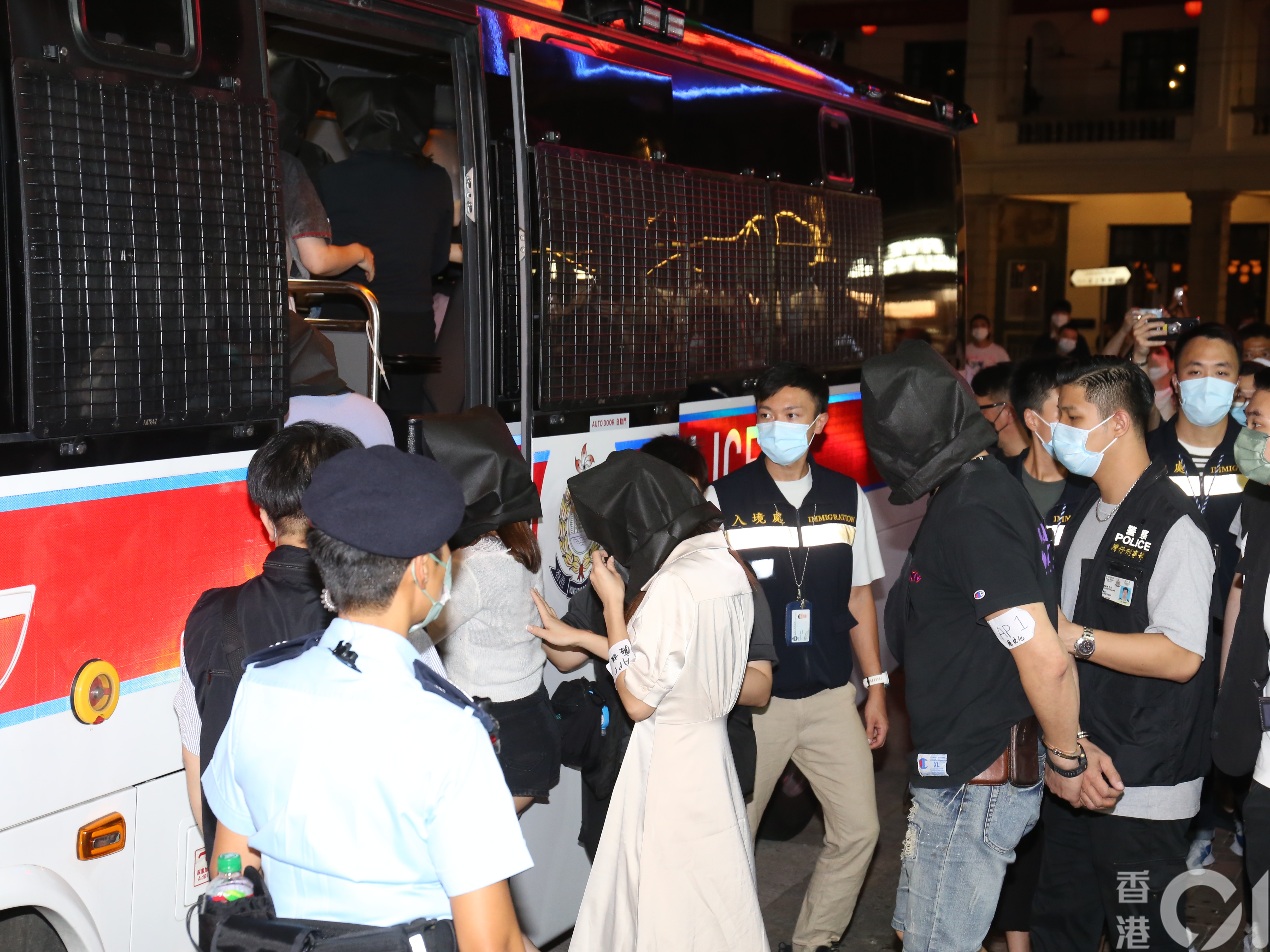 蛇姦('75香港) 警放蛇搗灣仔、銅鑼灣樓上按摩院淫窟拘45人票控16嫖客